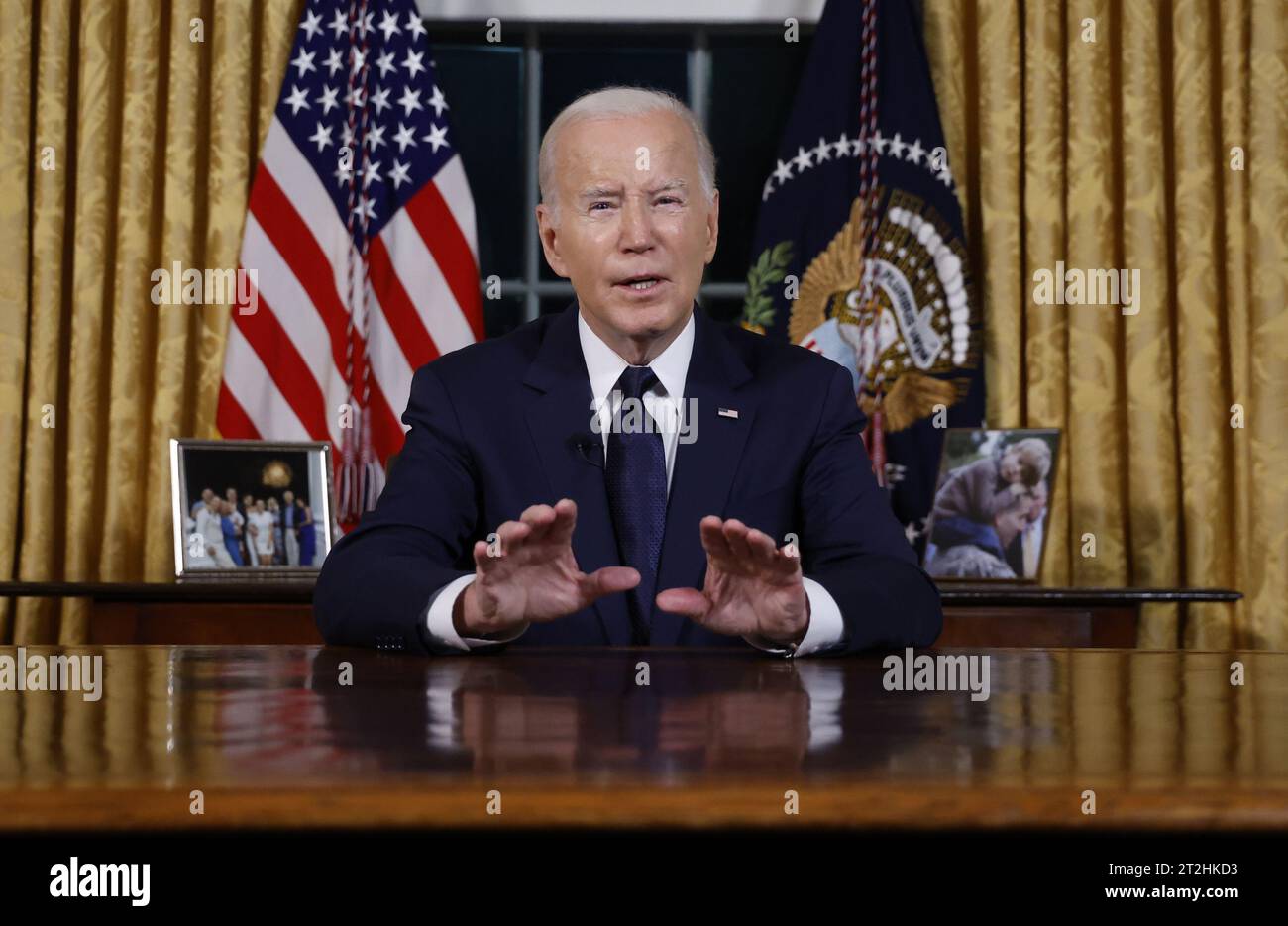Washington, Stati Uniti. 19 ottobre 2023. Il presidente Joe Biden pronuncia un discorso in prima serata alla nazione circa i suoi approcci al conflitto tra Israele e Hamas, l'assistenza umanitaria a Gaza e il continuo sostegno all'Ucraina nella loro guerra con la Russia, dall'Ufficio ovale della Casa Bianca a Washington DC, giovedì 19 ottobre 2023. Foto piscina di Jonathan Ernst/UPI credito: UPI/Alamy Live News Foto Stock Washington, Stati Uniti. 19 ottobre 2023. Il presidente Joe Biden pronuncia un discorso in prima serata alla nazione circa i suoi approcci al conflitto tra Israele e Hamas, l'assistenza umanitaria a Gaza e il continuo sostegno all'Ucraina nella loro guerra con la Russia, dall'Ufficio ovale della Casa Bianca a Washington DC, giovedì 19 ottobre 2023. Foto piscina di Jonathan Ernst/UPI credito: UPI/Alamy Live News Foto Stock