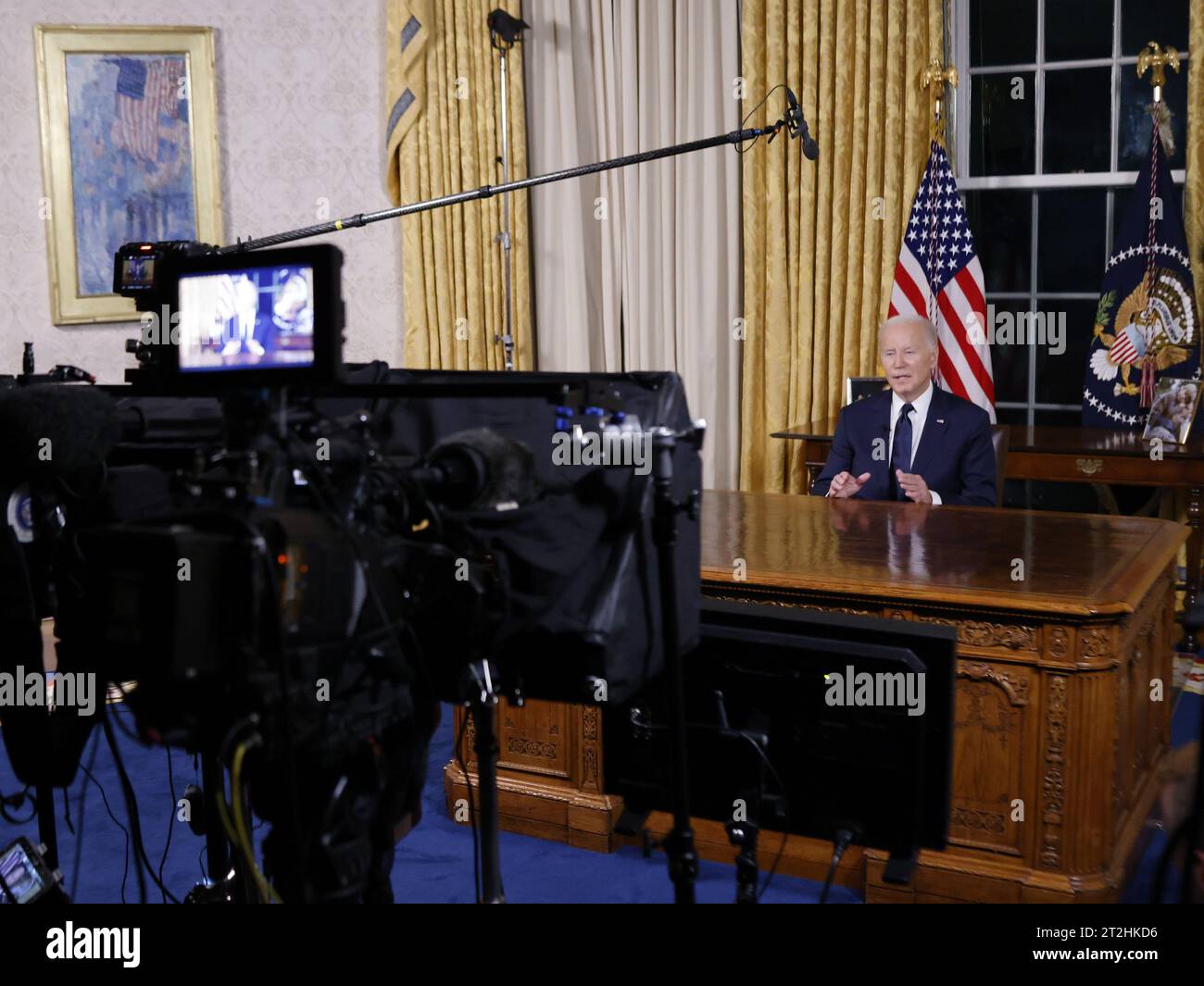 Washington, Stati Uniti. 19 ottobre 2023. Il presidente Joe Biden pronuncia un discorso in prima serata alla nazione circa i suoi approcci al conflitto tra Israele e Hamas, l'assistenza umanitaria a Gaza e il continuo sostegno all'Ucraina nella loro guerra con la Russia, dall'Ufficio ovale della Casa Bianca a Washington DC, giovedì 19 ottobre 2023. Foto piscina di Jonathan Ernst/UPI credito: UPI/Alamy Live News Foto Stock Washington, Stati Uniti. 19 ottobre 2023. Il presidente Joe Biden pronuncia un discorso in prima serata alla nazione circa i suoi approcci al conflitto tra Israele e Hamas, l'assistenza umanitaria a Gaza e il continuo sostegno all'Ucraina nella loro guerra con la Russia, dall'Ufficio ovale della Casa Bianca a Washington DC, giovedì 19 ottobre 2023. Foto piscina di Jonathan Ernst/UPI credito: UPI/Alamy Live News Foto Stock