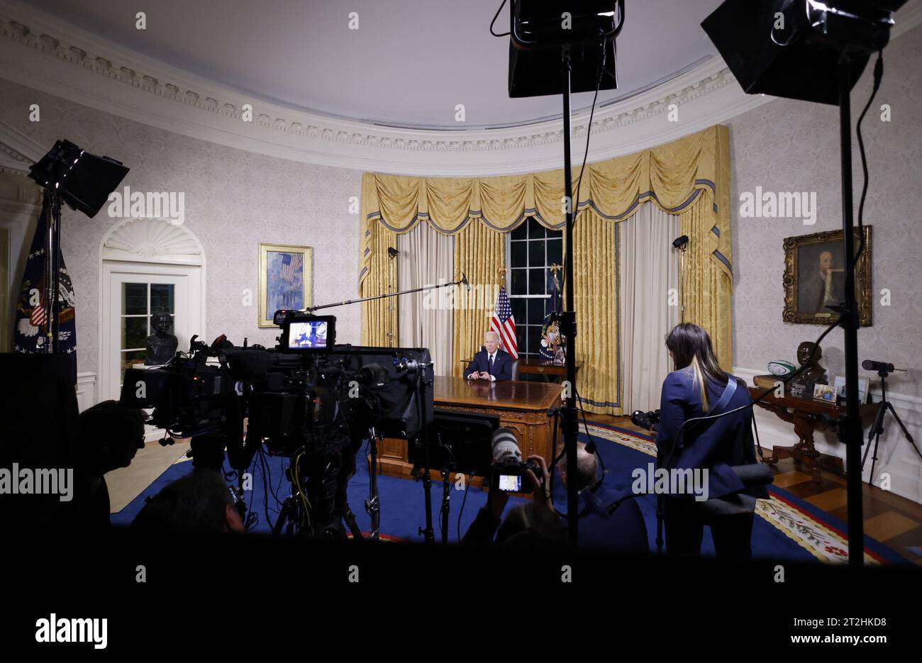 Washington, Stati Uniti. 19 ottobre 2023. Il presidente Joe Biden pronuncia un discorso in prima serata alla nazione circa i suoi approcci al conflitto tra Israele e Hamas, l'assistenza umanitaria a Gaza e il continuo sostegno all'Ucraina nella loro guerra con la Russia, dall'Ufficio ovale della Casa Bianca a Washington DC, giovedì 19 ottobre 2023. Foto piscina di Jonathan Ernst/UPI credito: UPI/Alamy Live News Foto Stock Washington, Stati Uniti. 19 ottobre 2023. Il presidente Joe Biden pronuncia un discorso in prima serata alla nazione circa i suoi approcci al conflitto tra Israele e Hamas, l'assistenza umanitaria a Gaza e il continuo sostegno all'Ucraina nella loro guerra con la Russia, dall'Ufficio ovale della Casa Bianca a Washington DC, giovedì 19 ottobre 2023. Foto piscina di Jonathan Ernst/UPI credito: UPI/Alamy Live News Foto Stock