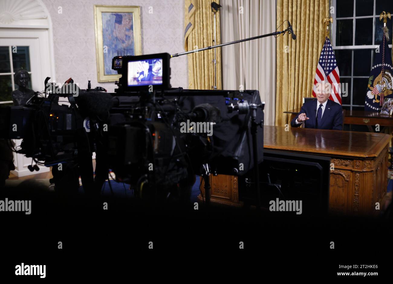 Washington, Stati Uniti. 19 ottobre 2023. Il presidente Joe Biden pronuncia un discorso in prima serata alla nazione circa i suoi approcci al conflitto tra Israele e Hamas, l'assistenza umanitaria a Gaza e il continuo sostegno all'Ucraina nella loro guerra con la Russia, dall'Ufficio ovale della Casa Bianca a Washington DC, giovedì 19 ottobre 2023. Foto piscina di Jonathan Ernst/UPI credito: UPI/Alamy Live News Foto Stock Washington, Stati Uniti. 19 ottobre 2023. Il presidente Joe Biden pronuncia un discorso in prima serata alla nazione circa i suoi approcci al conflitto tra Israele e Hamas, l'assistenza umanitaria a Gaza e il continuo sostegno all'Ucraina nella loro guerra con la Russia, dall'Ufficio ovale della Casa Bianca a Washington DC, giovedì 19 ottobre 2023. Foto piscina di Jonathan Ernst/UPI credito: UPI/Alamy Live News Foto Stock
