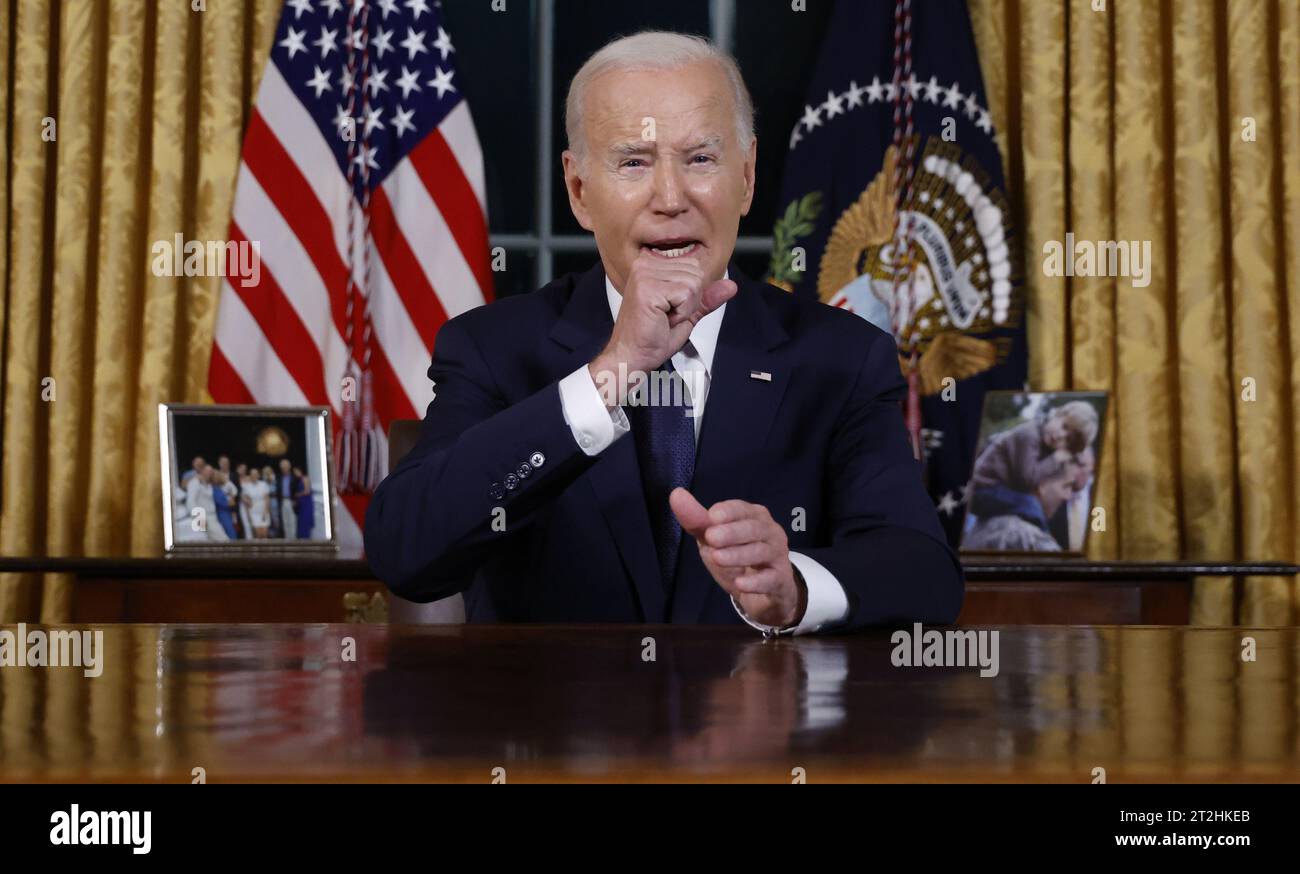 Washington, Stati Uniti. 19 ottobre 2023. Il presidente Joe Biden pronuncia un discorso in prima serata alla nazione circa i suoi approcci al conflitto tra Israele e Hamas, l'assistenza umanitaria a Gaza e il continuo sostegno all'Ucraina nella loro guerra con la Russia, dall'Ufficio ovale della Casa Bianca a Washington DC, giovedì 19 ottobre 2023. Foto piscina di Jonathan Ernst/UPI credito: UPI/Alamy Live News Foto Stock Washington, Stati Uniti. 19 ottobre 2023. Il presidente Joe Biden pronuncia un discorso in prima serata alla nazione circa i suoi approcci al conflitto tra Israele e Hamas, l'assistenza umanitaria a Gaza e il continuo sostegno all'Ucraina nella loro guerra con la Russia, dall'Ufficio ovale della Casa Bianca a Washington DC, giovedì 19 ottobre 2023. Foto piscina di Jonathan Ernst/UPI credito: UPI/Alamy Live News Foto Stock