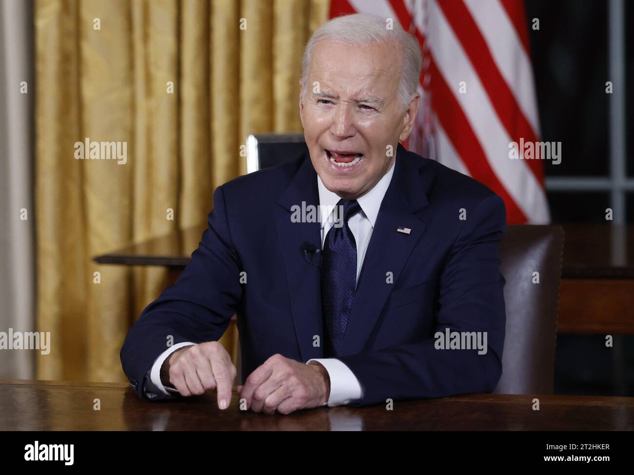 Washington, Stati Uniti. 19 ottobre 2023. Il presidente Joe Biden pronuncia un discorso in prima serata alla nazione circa i suoi approcci al conflitto tra Israele e Hamas, l'assistenza umanitaria a Gaza e il continuo sostegno all'Ucraina nella loro guerra con la Russia, dall'Ufficio ovale della Casa Bianca a Washington DC, giovedì 19 ottobre 2023. Foto piscina di Jonathan Ernst/UPI credito: UPI/Alamy Live News Foto Stock Washington, Stati Uniti. 19 ottobre 2023. Il presidente Joe Biden pronuncia un discorso in prima serata alla nazione circa i suoi approcci al conflitto tra Israele e Hamas, l'assistenza umanitaria a Gaza e il continuo sostegno all'Ucraina nella loro guerra con la Russia, dall'Ufficio ovale della Casa Bianca a Washington DC, giovedì 19 ottobre 2023. Foto piscina di Jonathan Ernst/UPI credito: UPI/Alamy Live News Foto Stock