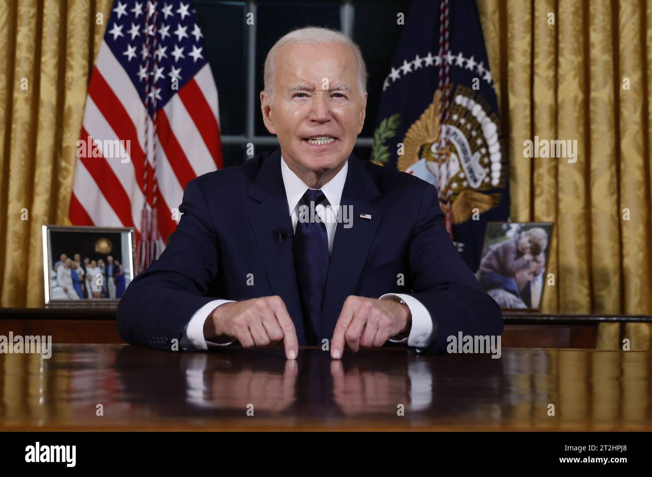 Washington, Stati Uniti. 19 ottobre 2023. Il presidente Joe Biden pronuncia un discorso in prima serata alla nazione circa i suoi approcci al conflitto tra Israele e Hamas, l'assistenza umanitaria a Gaza e il continuo sostegno all'Ucraina nella loro guerra con la Russia, dall'Ufficio ovale della Casa Bianca a Washington DC, giovedì 19 ottobre 2023. Foto piscina di Jonathan Ernst/UPI credito: UPI/Alamy Live News Foto Stock Washington, Stati Uniti. 19 ottobre 2023. Il presidente Joe Biden pronuncia un discorso in prima serata alla nazione circa i suoi approcci al conflitto tra Israele e Hamas, l'assistenza umanitaria a Gaza e il continuo sostegno all'Ucraina nella loro guerra con la Russia, dall'Ufficio ovale della Casa Bianca a Washington DC, giovedì 19 ottobre 2023. Foto piscina di Jonathan Ernst/UPI credito: UPI/Alamy Live News Foto Stock