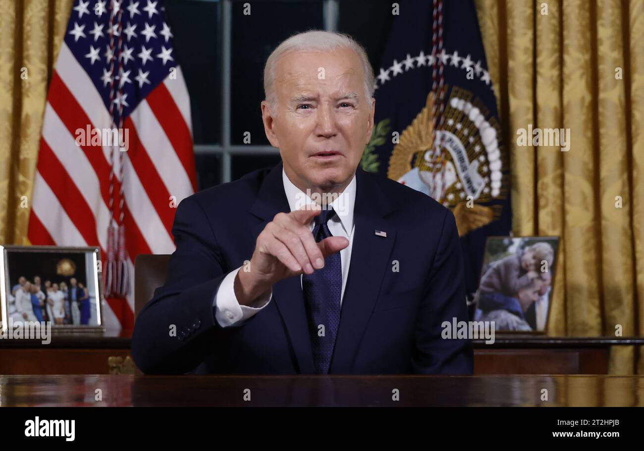 Washington, Stati Uniti. 19 ottobre 2023. Il presidente Joe Biden pronuncia un discorso in prima serata alla nazione circa i suoi approcci al conflitto tra Israele e Hamas, l'assistenza umanitaria a Gaza e il continuo sostegno all'Ucraina nella loro guerra con la Russia, dall'Ufficio ovale della Casa Bianca a Washington DC, giovedì 19 ottobre 2023. Foto piscina di Jonathan Ernst/UPI credito: UPI/Alamy Live News Foto Stock Washington, Stati Uniti. 19 ottobre 2023. Il presidente Joe Biden pronuncia un discorso in prima serata alla nazione circa i suoi approcci al conflitto tra Israele e Hamas, l'assistenza umanitaria a Gaza e il continuo sostegno all'Ucraina nella loro guerra con la Russia, dall'Ufficio ovale della Casa Bianca a Washington DC, giovedì 19 ottobre 2023. Foto piscina di Jonathan Ernst/UPI credito: UPI/Alamy Live News Foto Stock