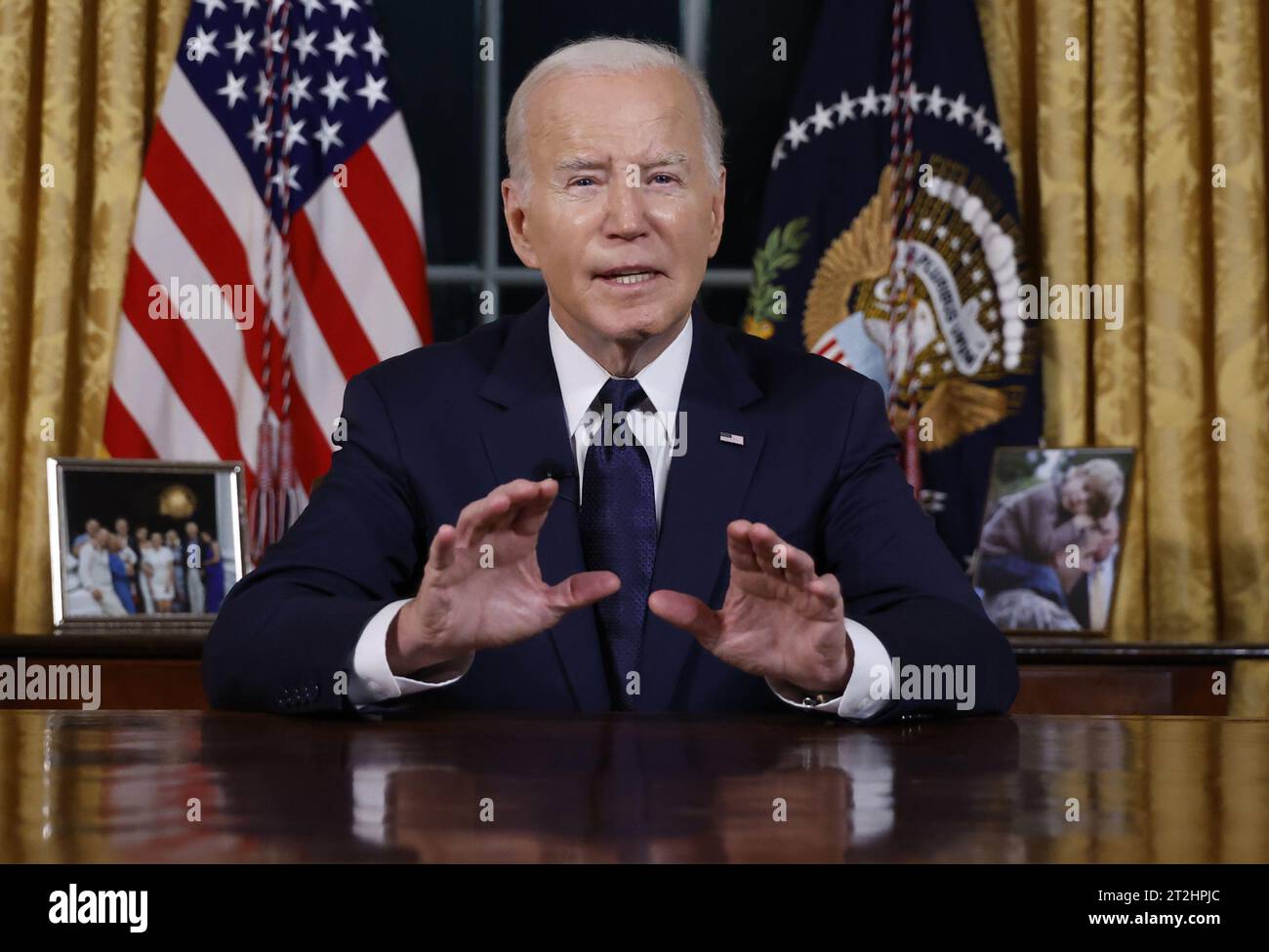Washington, Stati Uniti. 19 ottobre 2023. Il presidente Joe Biden pronuncia un discorso in prima serata alla nazione circa i suoi approcci al conflitto tra Israele e Hamas, l'assistenza umanitaria a Gaza e il continuo sostegno all'Ucraina nella loro guerra con la Russia, dall'Ufficio ovale della Casa Bianca a Washington DC, giovedì 19 ottobre 2023. Foto piscina di Jonathan Ernst/UPI credito: UPI/Alamy Live News Foto Stock Washington, Stati Uniti. 19 ottobre 2023. Il presidente Joe Biden pronuncia un discorso in prima serata alla nazione circa i suoi approcci al conflitto tra Israele e Hamas, l'assistenza umanitaria a Gaza e il continuo sostegno all'Ucraina nella loro guerra con la Russia, dall'Ufficio ovale della Casa Bianca a Washington DC, giovedì 19 ottobre 2023. Foto piscina di Jonathan Ernst/UPI credito: UPI/Alamy Live News Foto Stock