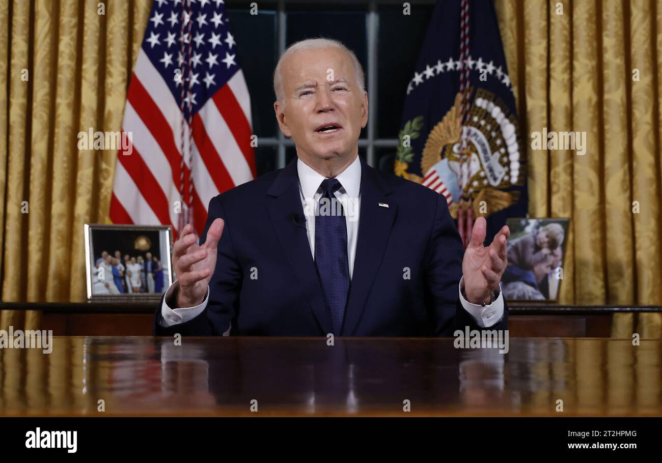 Washington, Stati Uniti. 19 ottobre 2023. Il presidente Joe Biden pronuncia un discorso in prima serata alla nazione circa i suoi approcci al conflitto tra Israele e Hamas, l'assistenza umanitaria a Gaza e il continuo sostegno all'Ucraina nella loro guerra con la Russia, dall'Ufficio ovale della Casa Bianca a Washington DC, giovedì 19 ottobre 2023. Foto piscina di Jonathan Ernst/UPI credito: UPI/Alamy Live News Foto Stock Washington, Stati Uniti. 19 ottobre 2023. Il presidente Joe Biden pronuncia un discorso in prima serata alla nazione circa i suoi approcci al conflitto tra Israele e Hamas, l'assistenza umanitaria a Gaza e il continuo sostegno all'Ucraina nella loro guerra con la Russia, dall'Ufficio ovale della Casa Bianca a Washington DC, giovedì 19 ottobre 2023. Foto piscina di Jonathan Ernst/UPI credito: UPI/Alamy Live News Foto Stock