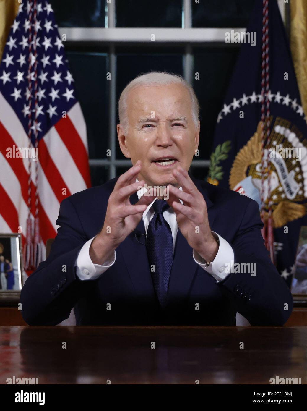 Washington, Stati Uniti. 19 ottobre 2023. Il presidente Joe Biden pronuncia un discorso in prima serata alla nazione circa i suoi approcci al conflitto tra Israele e Hamas, l'assistenza umanitaria a Gaza e il continuo sostegno all'Ucraina nella loro guerra con la Russia, dall'Ufficio ovale della Casa Bianca a Washington DC, giovedì 19 ottobre 2023. Foto piscina di Jonathan Ernst/UPI credito: UPI/Alamy Live News Foto Stock Washington, Stati Uniti. 19 ottobre 2023. Il presidente Joe Biden pronuncia un discorso in prima serata alla nazione circa i suoi approcci al conflitto tra Israele e Hamas, l'assistenza umanitaria a Gaza e il continuo sostegno all'Ucraina nella loro guerra con la Russia, dall'Ufficio ovale della Casa Bianca a Washington DC, giovedì 19 ottobre 2023. Foto piscina di Jonathan Ernst/UPI credito: UPI/Alamy Live News Foto Stock