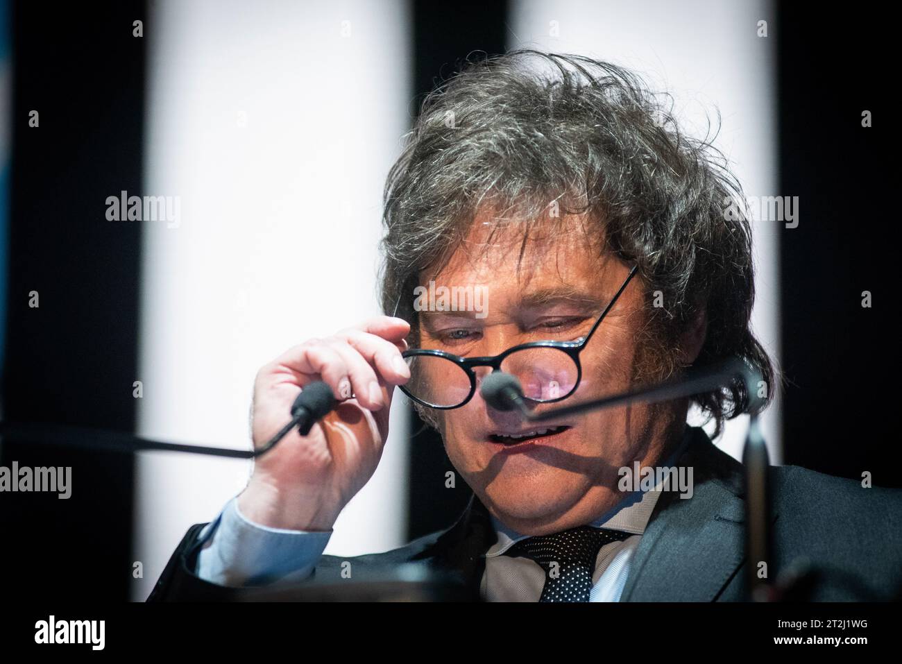 Buenos Aires, Argentina. 18 ottobre 2023. Il candidato presidenziale della coalizione Liberty Advances Javier Milei reagisce durante una manifestazione elettorale. Il candidato presidenziale argentino Javier Milei della coalizione Liberty Advances partecipa all'evento conclusivo della sua campagna elettorale prima delle elezioni presidenziali. (Foto di Mariana Nedelcu/SOPA Images/Sipa USA) credito: SIPA USA/Alamy Live News Foto Stock