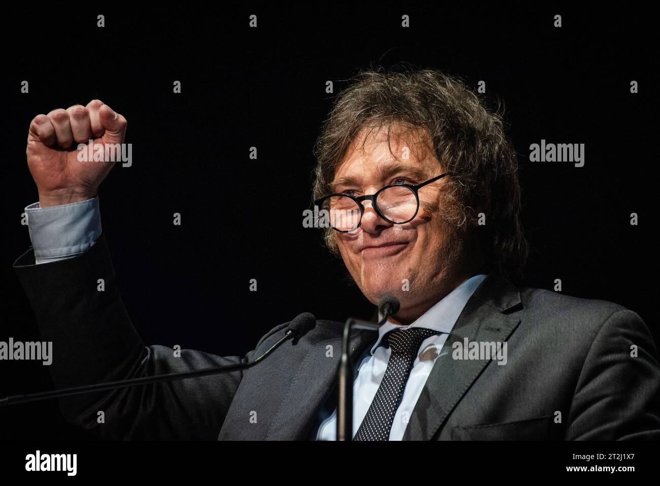 Buenos Aires, Argentina. 18 ottobre 2023. Il candidato presidenziale della coalizione Liberty Advances Javier Milei reagisce durante una manifestazione elettorale. Il candidato presidenziale argentino Javier Milei della coalizione Liberty Advances partecipa all'evento conclusivo della sua campagna elettorale prima delle elezioni presidenziali. (Foto di Mariana Nedelcu/SOPA Images/Sipa USA) credito: SIPA USA/Alamy Live News Foto Stock