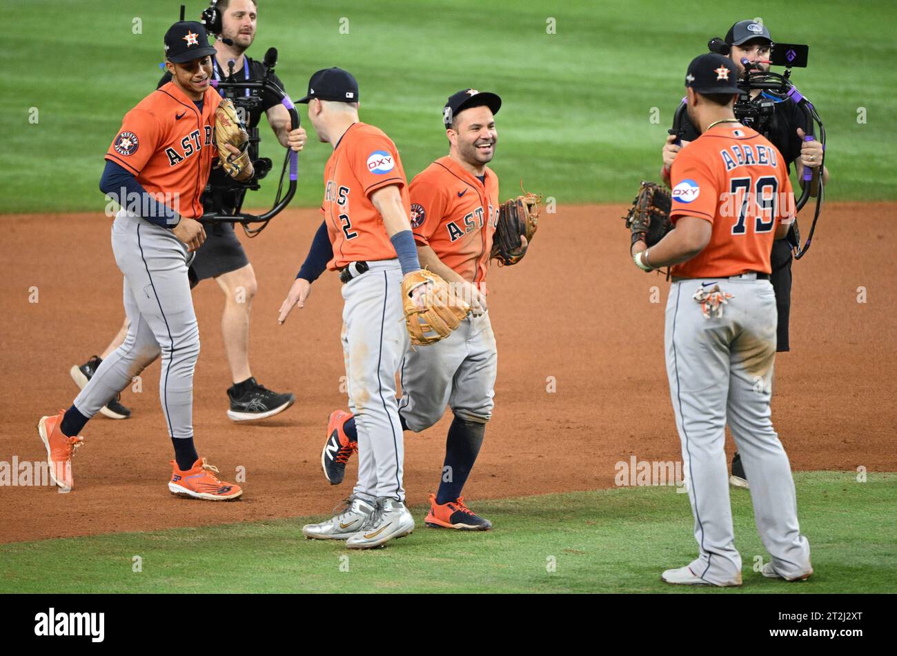 Arlington, Stati Uniti. 19 ottobre 2023. I giocatori degli Houston Astros festeggiano dopo che gli Astros sconfissero i Texas Rangers 10-3 in gara 4 degli ALCS al Globe Life Field di Arlington, Texas, giovedì 19 ottobre 2023. La serie BEST-of-Seven è pari a 2-2. Foto di Ian Halperin/UPI. Crediti: UPI/Alamy Live News Foto Stock