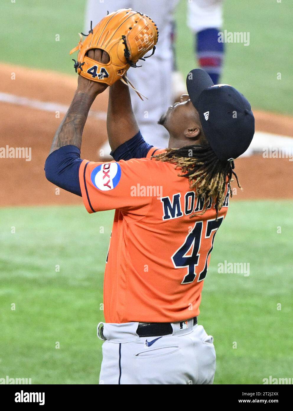 Arlington, Stati Uniti. 19 ottobre 2023. Il lanciatore di rilievo degli Houston Astros Rafael Montero gestures dopo che gli Astros sconfissero i Texas Rangers 10-3 in gara 4 degli ALCS al Globe Life Field di Arlington, Texas, giovedì 19 ottobre 2023. La serie BEST-of-Seven è pari a 2-2. Foto di Ian Halperin/UPI . Crediti: UPI/Alamy Live News Foto Stock