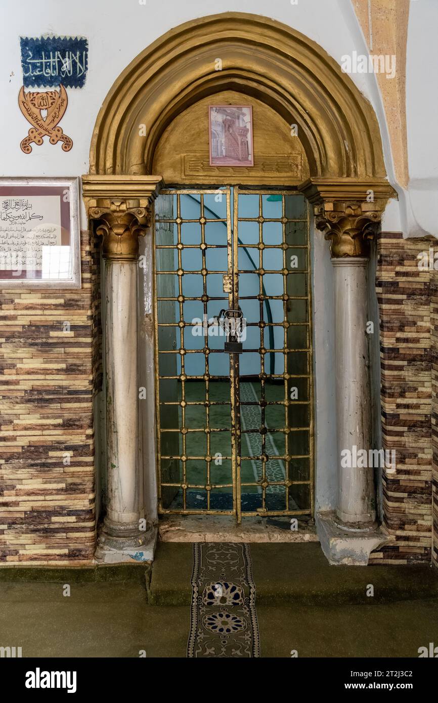 Gerusalemme, Israele - 12 agosto 2023: Porta d'ingresso posteriore a Nabi, o Nebi Musa, tomba del profeta Mosè, creduta dai musulmani sepolta nella moschea l Foto Stock