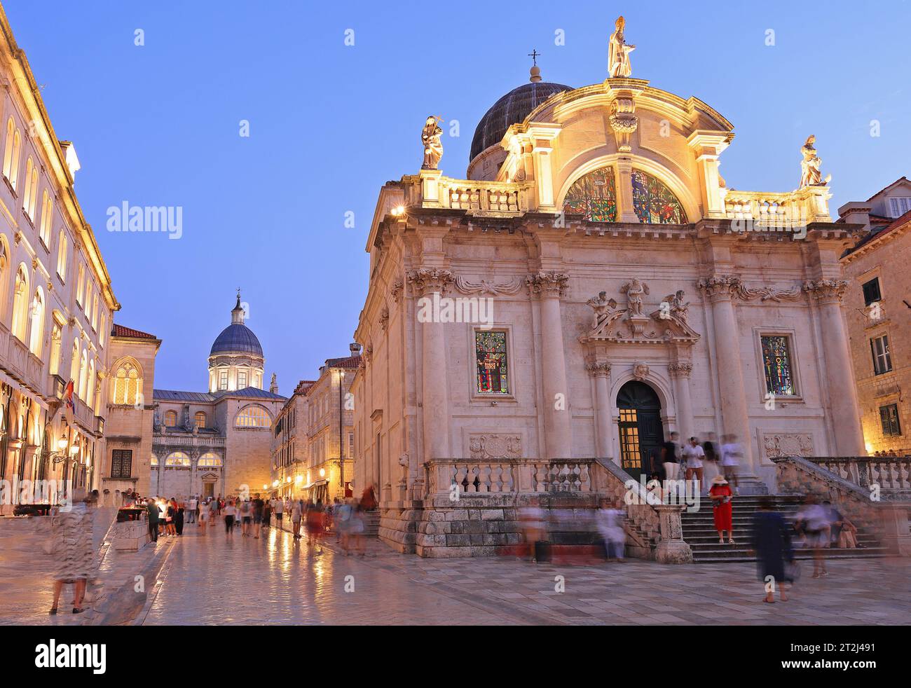 Le bellissime e romantiche strade della città vecchia di Dubrovnik durante l'ora del tramonto, Croazia Foto Stock