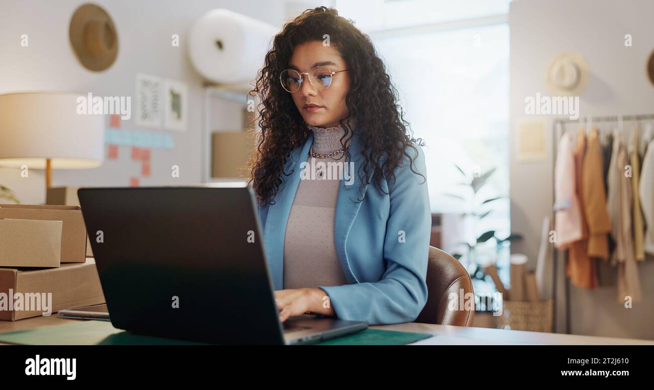 Box, Internet e donna con laptop, e-commerce e ordini online con informazioni sul sito Web, digitazione e avvio. Persona, imprenditore e affari Foto Stock