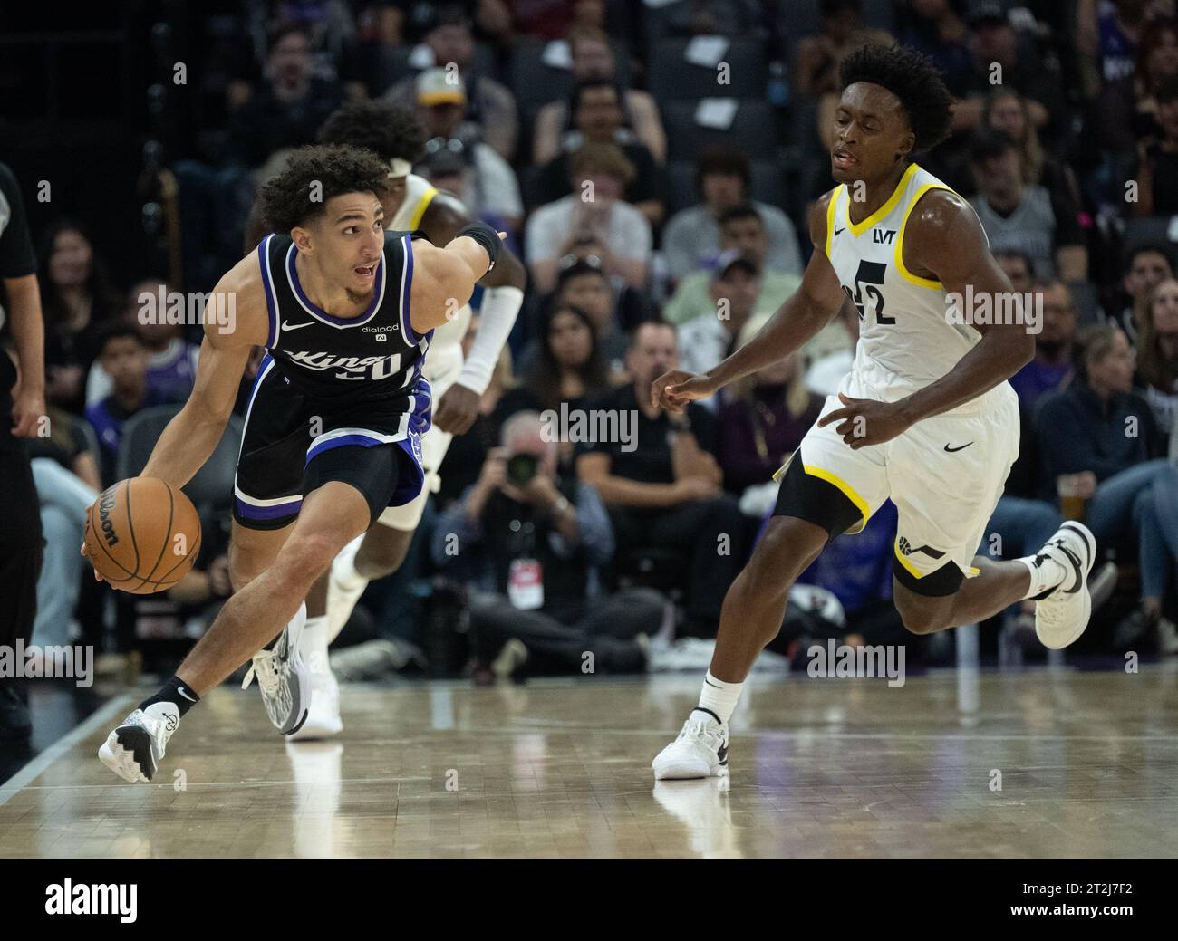 Sacramento, CALIFORNIA, USA. 19 ottobre 2023. La guardia dei Sacramento Kings Colby Jones (20) guida il campo da calcio dopo aver rubato la palla alla alla guardia degli Utah Jazz Collin Sexton (2) durante una partita al Golden 1 Center giovedì 19 ottobre 2023 a Sacramento. (Immagine di credito: © Paul Kitagaki Jr./ZUMA Press Wire) SOLO USO EDITORIALE! Non per USO commerciale! Foto Stock