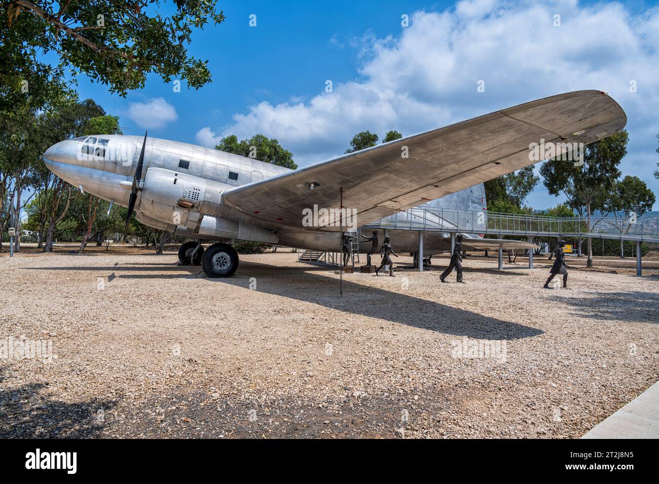 Atlit Detention Camp, Israele – 08-16-2023: Aereo commando AC-46, lo stesso modello utilizzato nella missione del 1947 “Operation Michaelberg”, quando circa 150 ebrei Foto Stock
