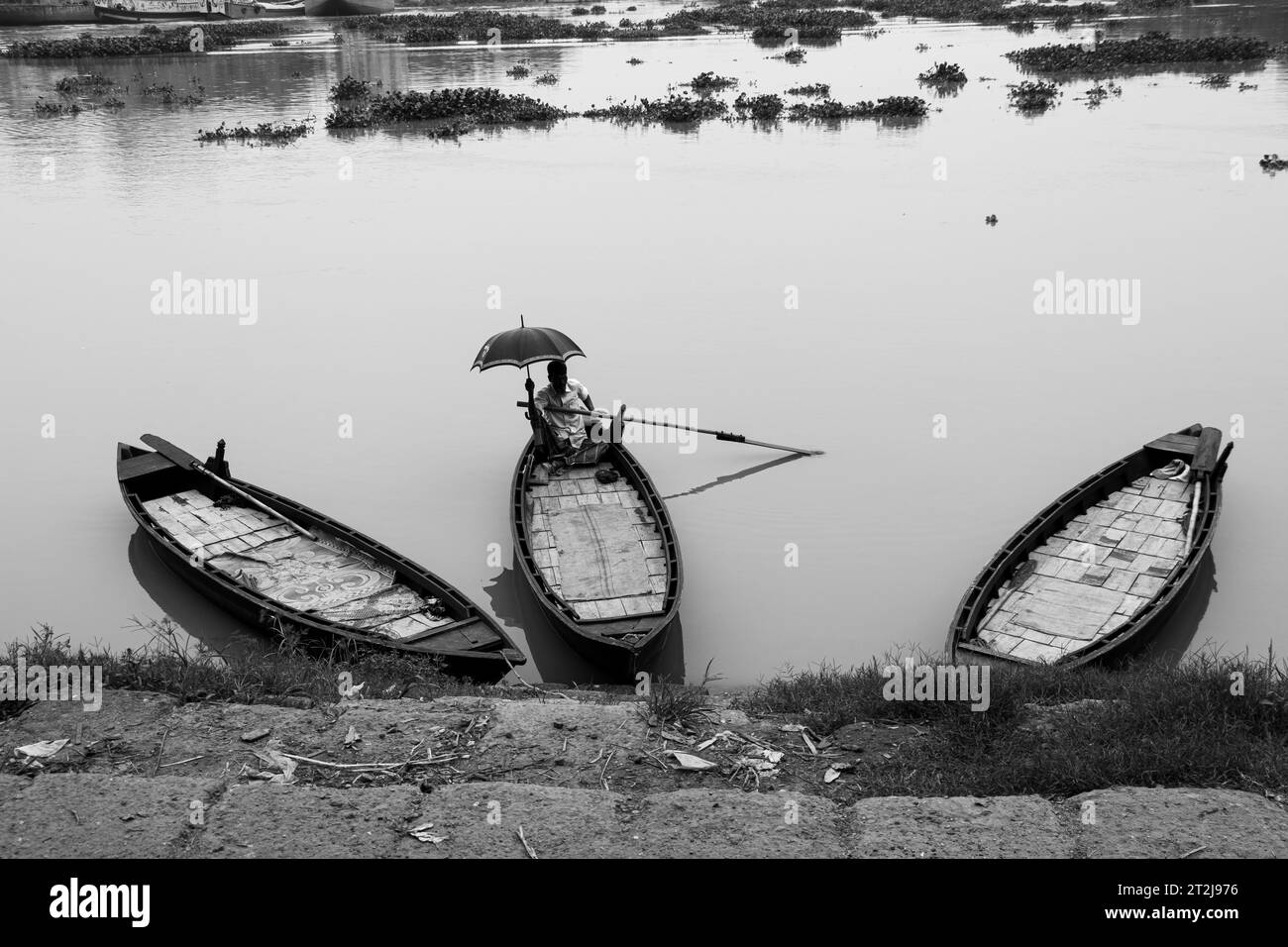 Gabtoli Amen Bazar è una vivace stazione di navigazione tradizionale a Dacca, Bangladesh, immagine acquisita il 29 maggio 2022. Le barche fiancheggiano le tranquille acque del Foto Stock