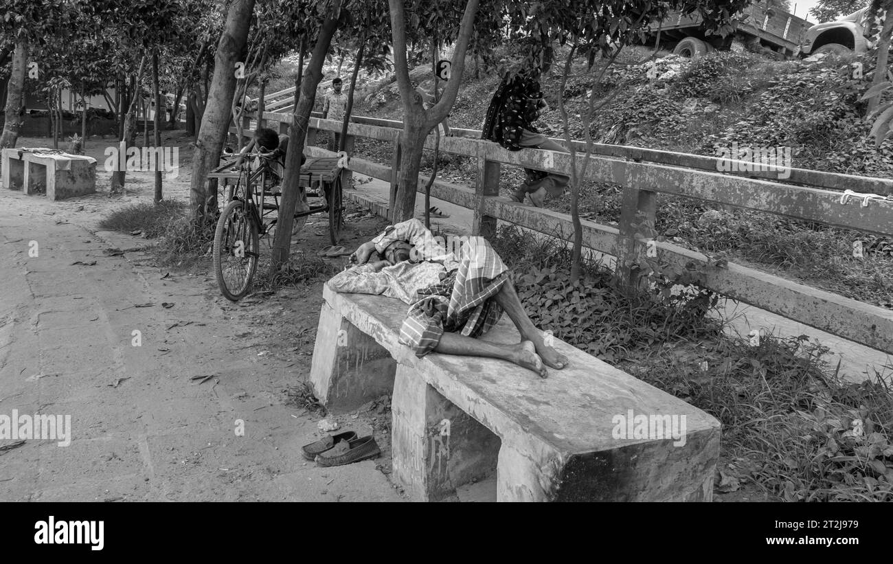Gabtoli Amen Bazar è una vivace stazione di navigazione tradizionale a Dacca, Bangladesh, immagine acquisita il 29 maggio 2022. Le barche fiancheggiano le tranquille acque del Foto Stock