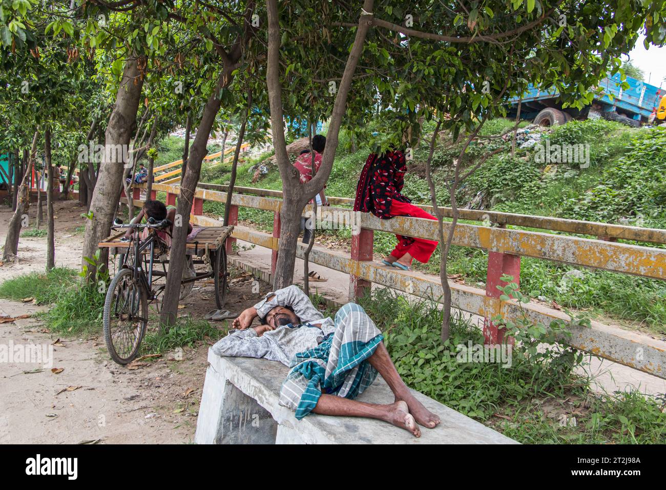 Gabtoli Amen Bazar è una vivace stazione di navigazione tradizionale a Dacca, Bangladesh, immagine acquisita il 29 maggio 2022. Le barche fiancheggiano le tranquille acque del Foto Stock
