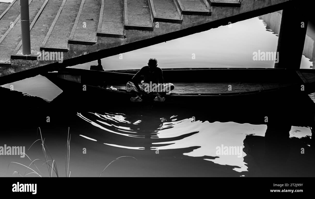 Gabtoli Amen Bazar è una vivace stazione di navigazione tradizionale a Dacca, Bangladesh, immagine acquisita il 29 maggio 2022. Le barche fiancheggiano le tranquille acque del Foto Stock