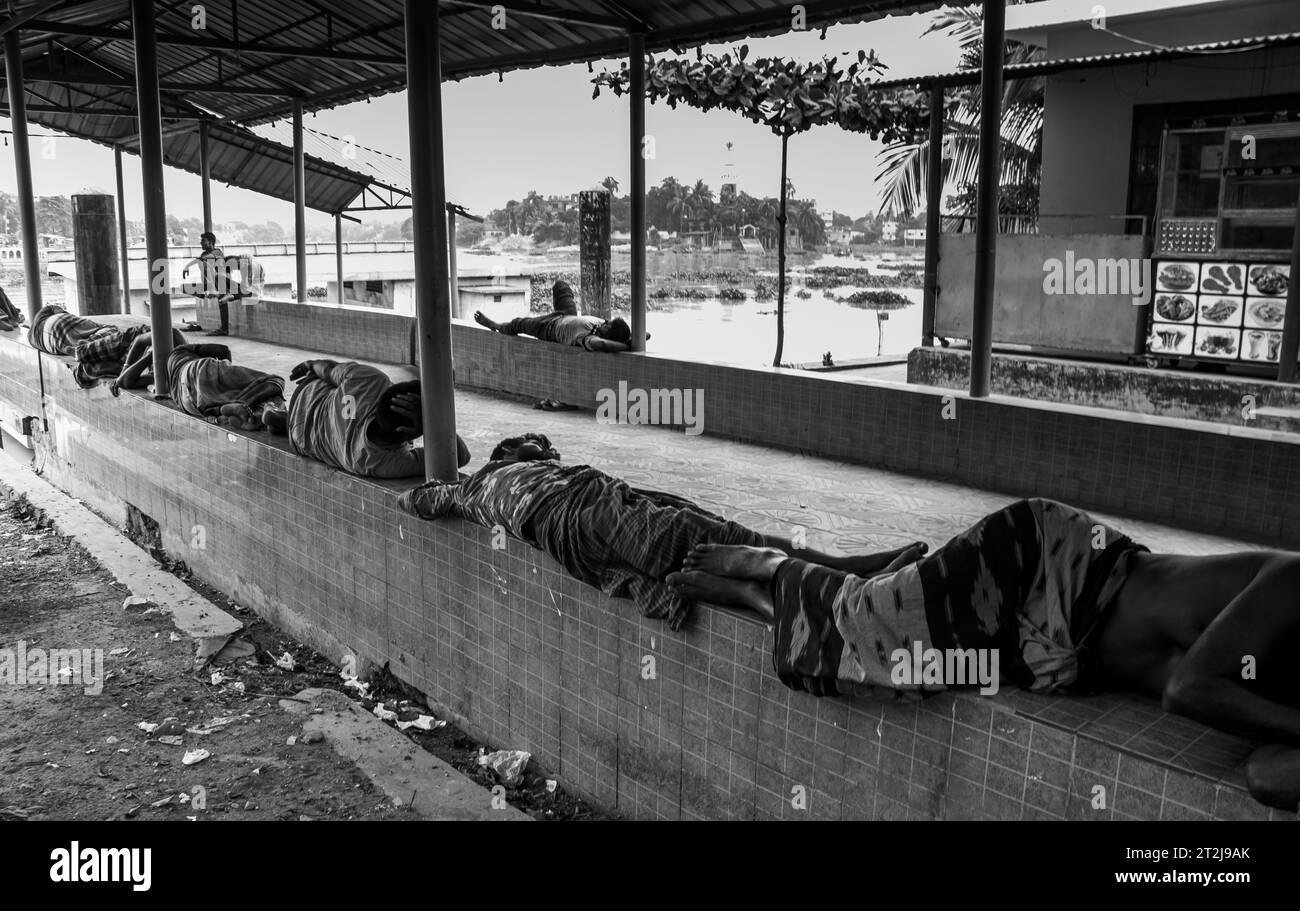 Gabtoli Amen Bazar è una vivace stazione di navigazione tradizionale a Dacca, Bangladesh, immagine acquisita il 29 maggio 2022. Le barche fiancheggiano le tranquille acque del Foto Stock