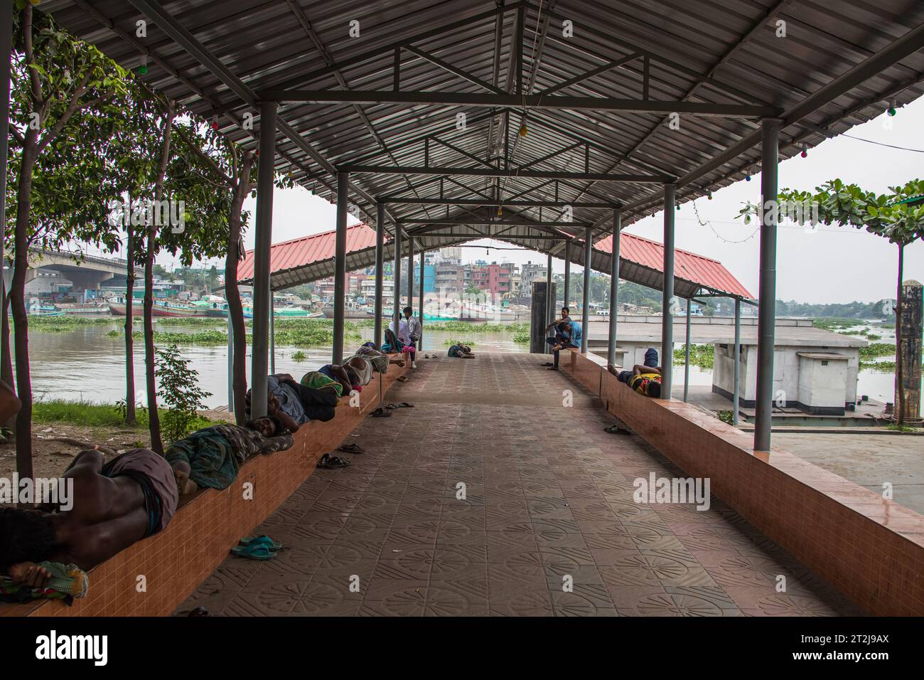 Gabtoli Amen Bazar è una vivace stazione di navigazione tradizionale a Dacca, Bangladesh, immagine acquisita il 29 maggio 2022. Le barche fiancheggiano le tranquille acque del Foto Stock