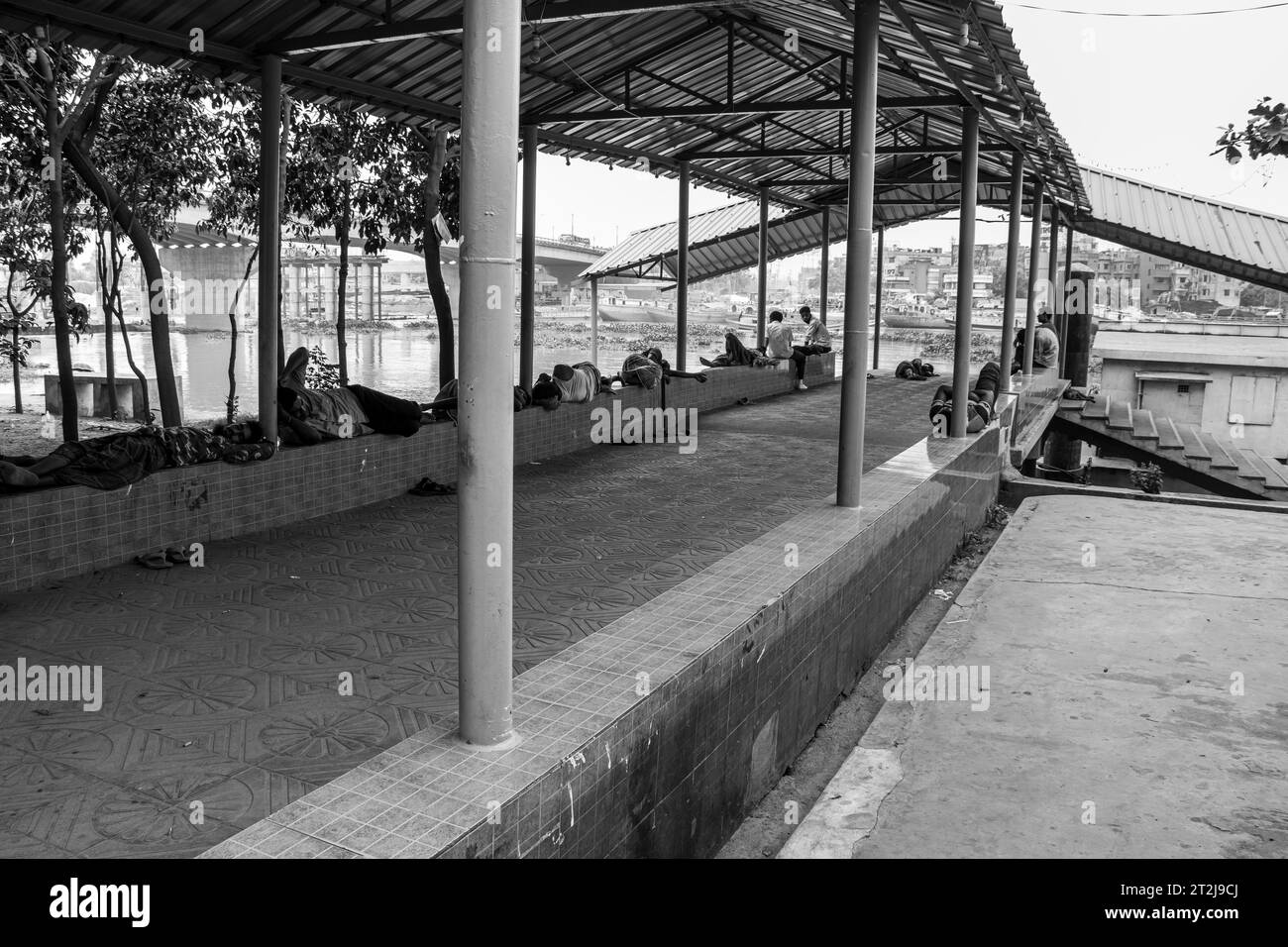 Gabtoli Amen Bazar è una vivace stazione di navigazione tradizionale a Dacca, Bangladesh, immagine acquisita il 29 maggio 2022. Le barche fiancheggiano le tranquille acque del Foto Stock