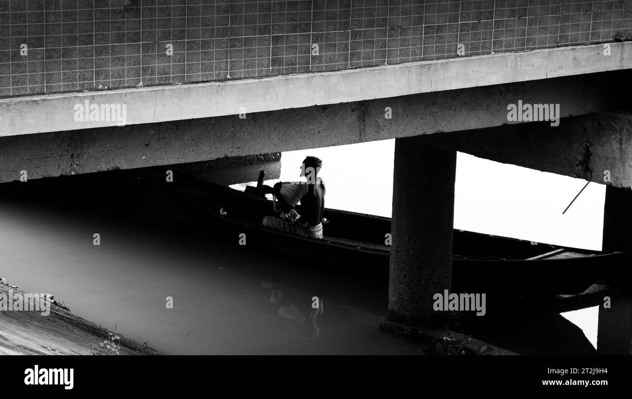 Gabtoli Amen Bazar è una vivace stazione di navigazione tradizionale a Dacca, Bangladesh, immagine acquisita il 29 maggio 2022. Le barche fiancheggiano le tranquille acque del Foto Stock