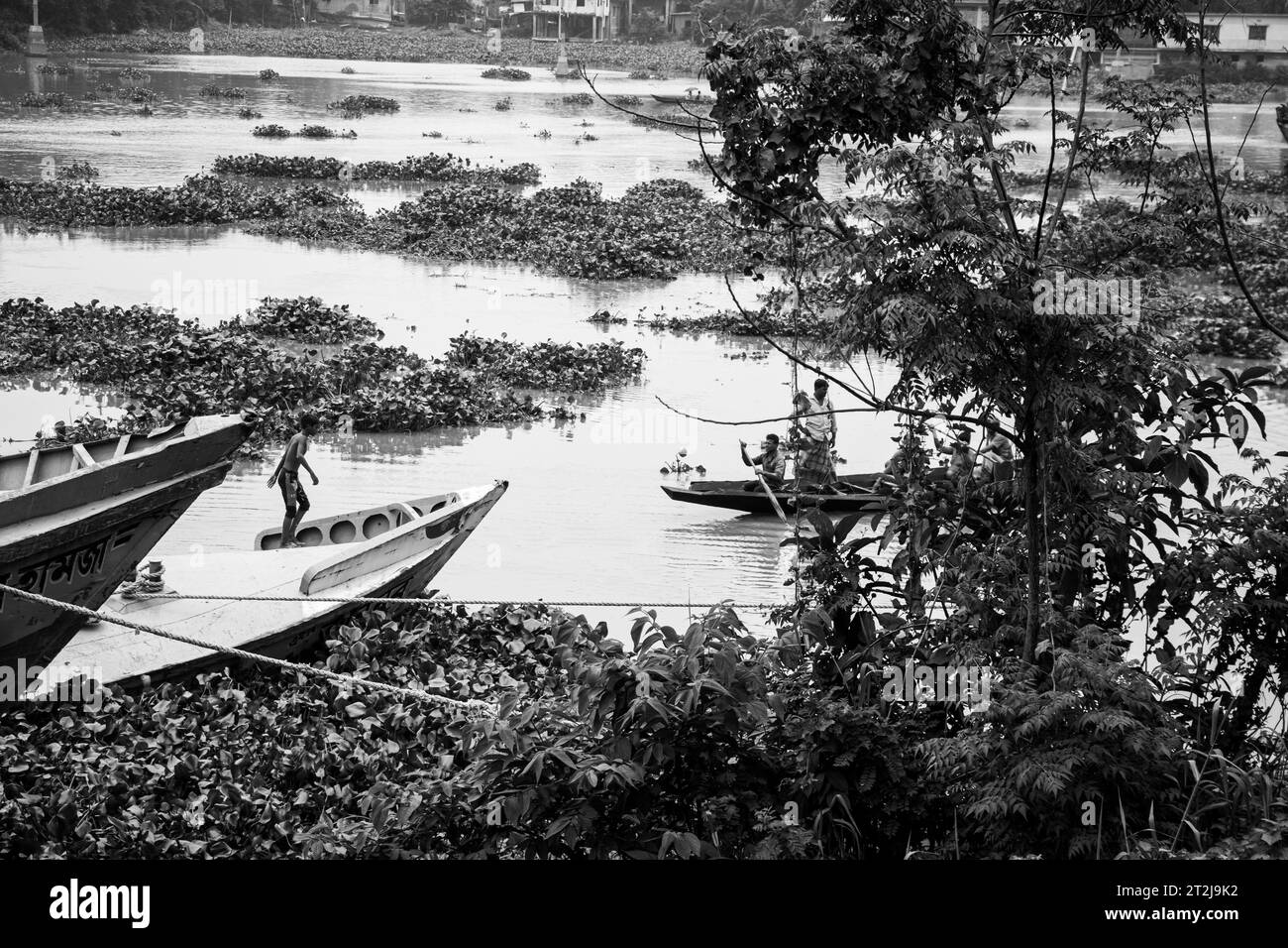 Gabtoli Amen Bazar è una vivace stazione di navigazione tradizionale a Dacca, Bangladesh, immagine acquisita il 29 maggio 2022. Le barche fiancheggiano le tranquille acque del Foto Stock