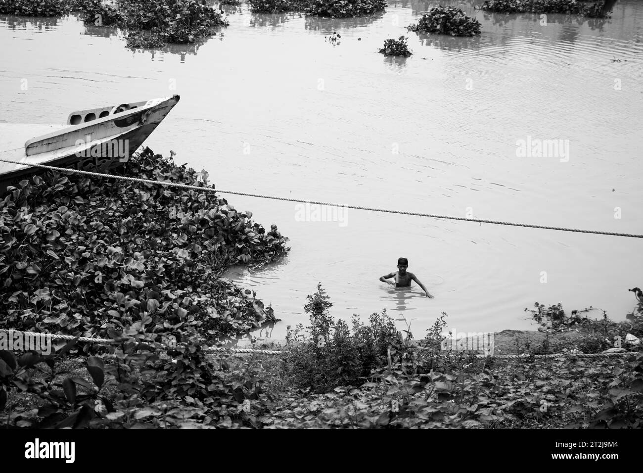 Gabtoli Amen Bazar è una vivace stazione di navigazione tradizionale a Dacca, Bangladesh, immagine acquisita il 29 maggio 2022. Le barche fiancheggiano le tranquille acque del Foto Stock