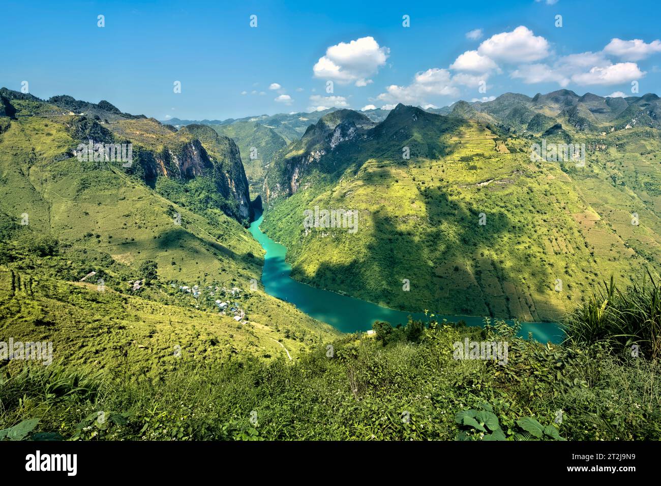 Trekking sopra il fiume NHO Que e tu San Canyon, ma Pi Leng, ha Giang, Vietnam Foto Stock