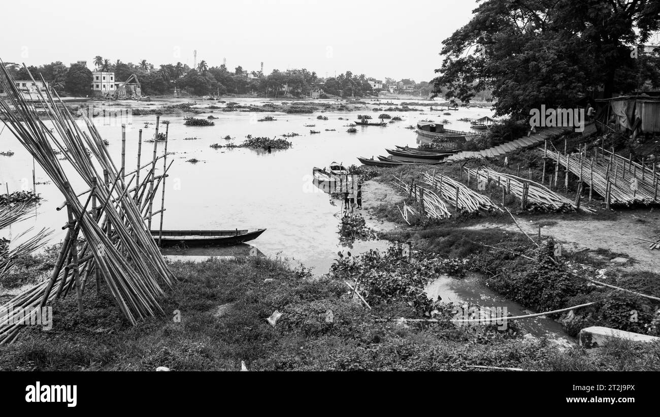 Gabtoli Amen Bazar è una vivace stazione di navigazione tradizionale a Dacca, Bangladesh, immagine acquisita il 29 maggio 2022. Le barche fiancheggiano le tranquille acque del Foto Stock