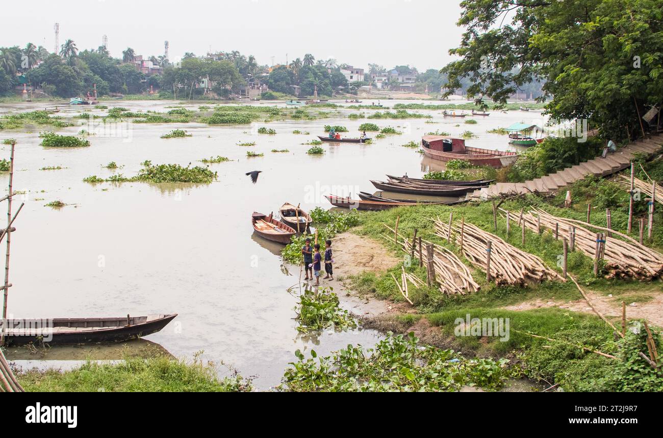 Gabtoli Amen Bazar è una vivace stazione di navigazione tradizionale a Dacca, Bangladesh, immagine acquisita il 29 maggio 2022. Le barche fiancheggiano le tranquille acque del Foto Stock