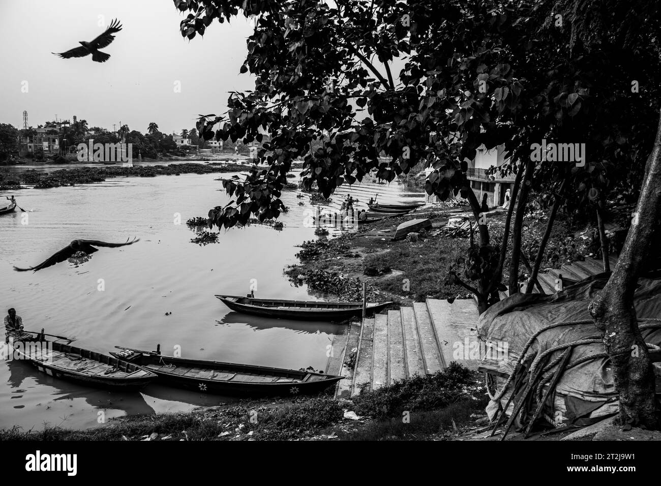 Gabtoli Amen Bazar è una vivace stazione di navigazione tradizionale a Dacca, Bangladesh, immagine acquisita il 29 maggio 2022. Le barche fiancheggiano le tranquille acque del Foto Stock