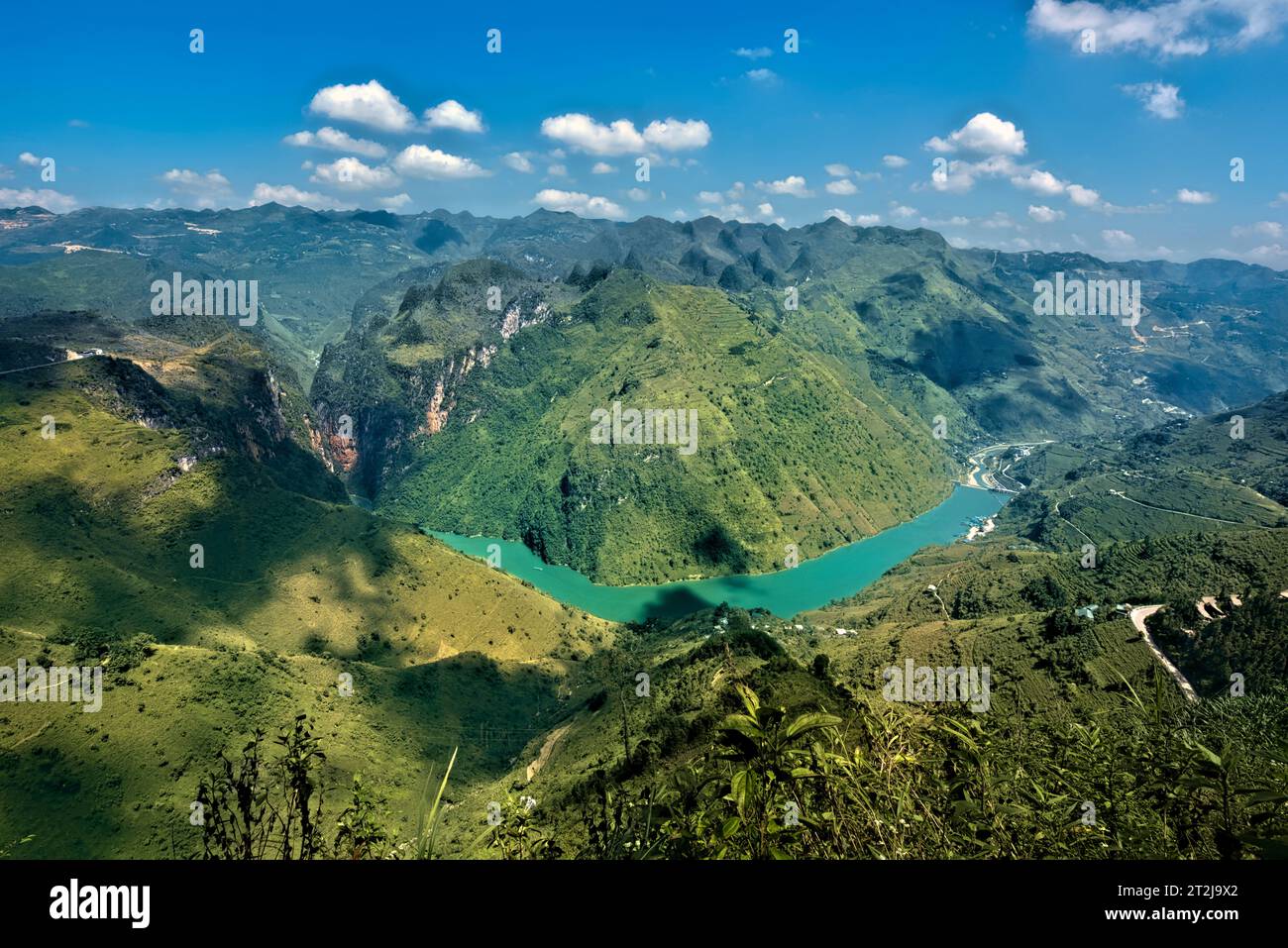 Trekking sopra il fiume NHO Que e tu San Canyon, ma Pi Leng, ha Giang, Vietnam Foto Stock