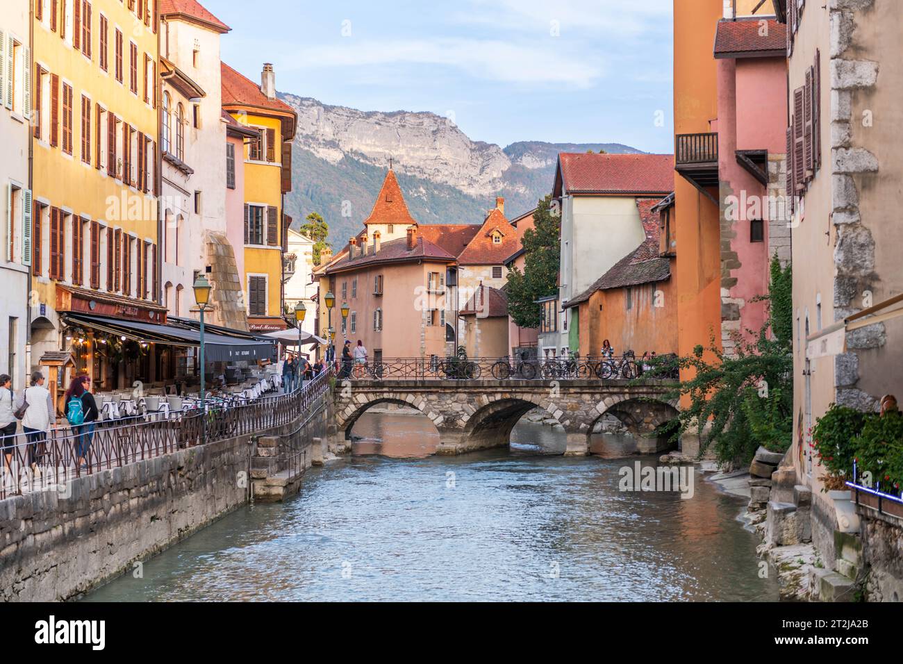 Quai de l'évêché sul fiume Thiou, al tramonto, e il Palais de l'Isle sulla destra, ad Annecy, alta Savoia, Francia Foto Stock
