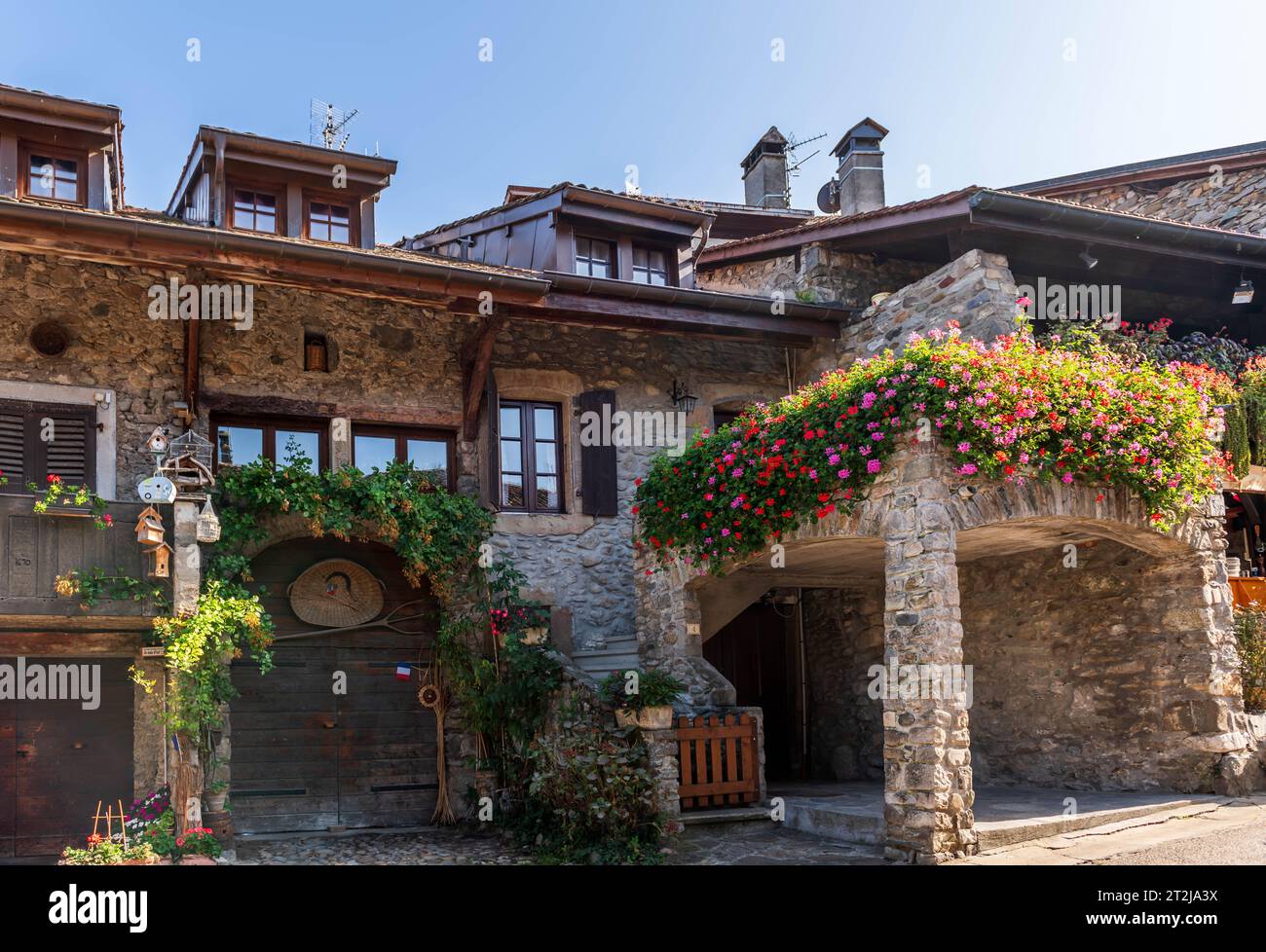 Casa molto fiorita, nel borgo medievale di Yvoire, sul Lago di Ginevra, in alta Savoia, Francia Foto Stock