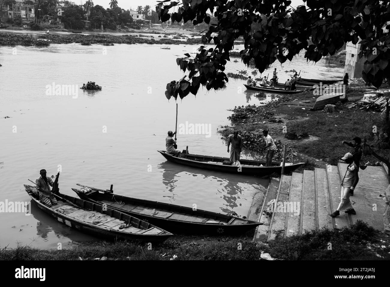 Gabtoli Amen Bazar è una vivace stazione di navigazione tradizionale a Dacca, Bangladesh, immagine acquisita il 29 maggio 2022. Le barche fiancheggiano le tranquille acque del Foto Stock