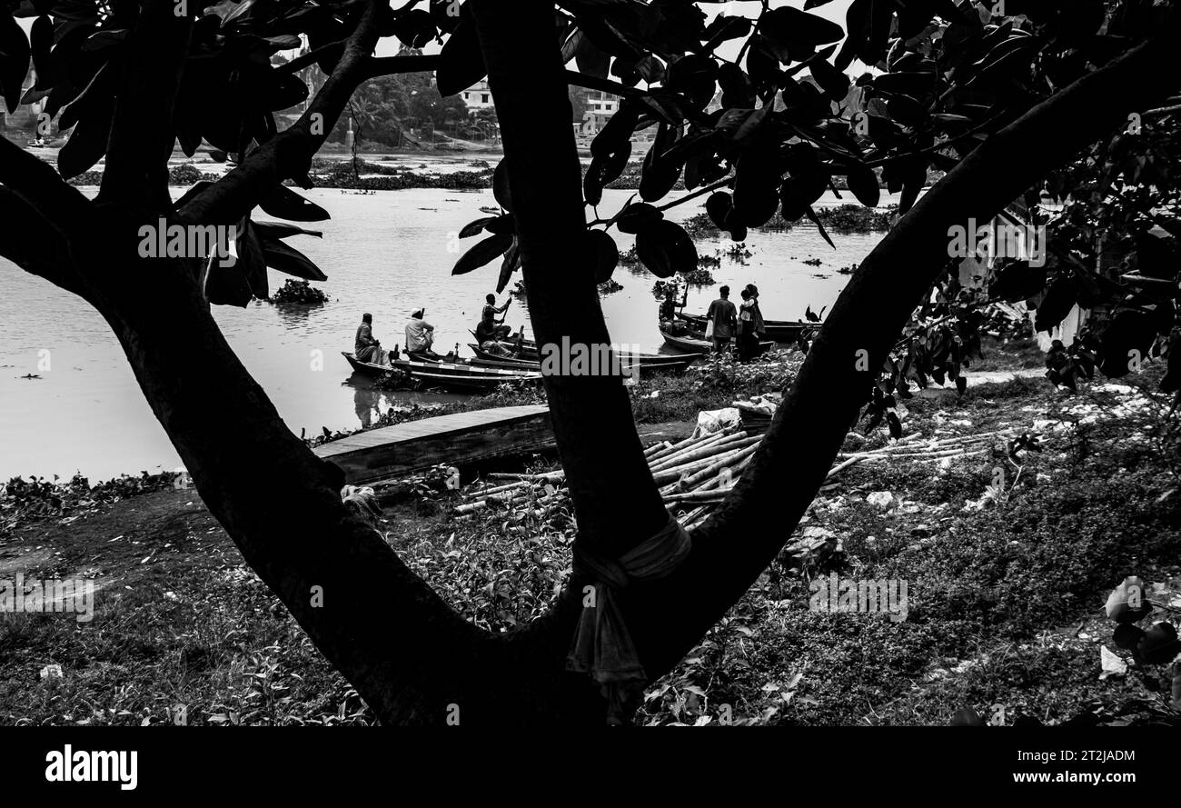 Gabtoli Amen Bazar è una vivace stazione di navigazione tradizionale a Dacca, Bangladesh, immagine acquisita il 29 maggio 2022. Le barche fiancheggiano le tranquille acque del Foto Stock