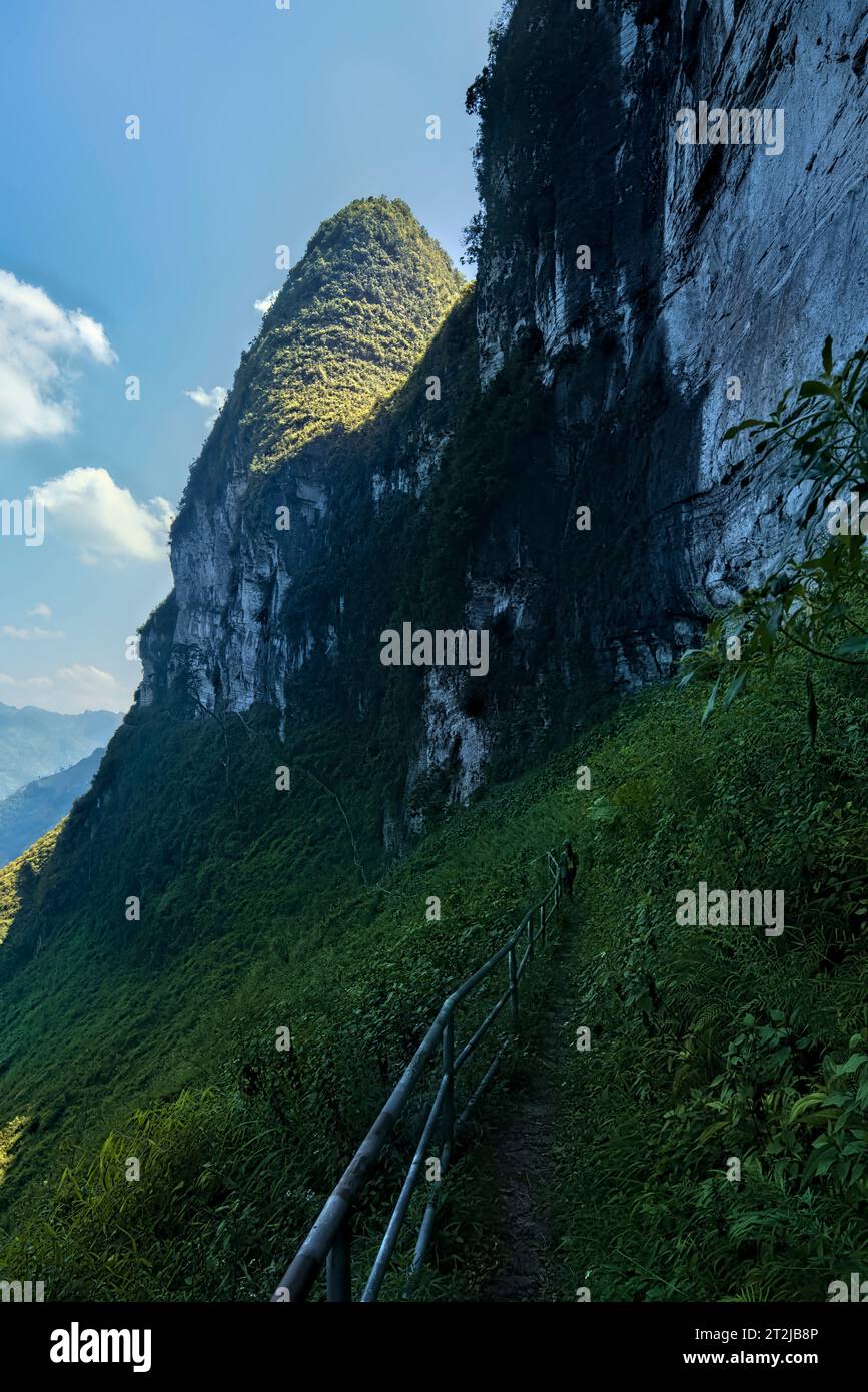 Cime carsiche di pietra calcarea sul ma Pi Leng Sky Walk, ha Giang, Vietnam Foto Stock