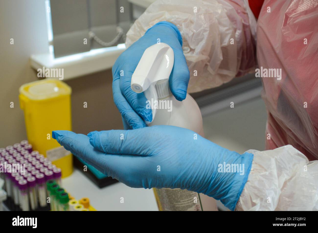 Le mani di giovani donne in guanti medici, un dipendente tratta le loro mani con un antisettico. Preparazione prima della procedura di rimozione dei peli superflui del laser.pelle auto Foto Stock