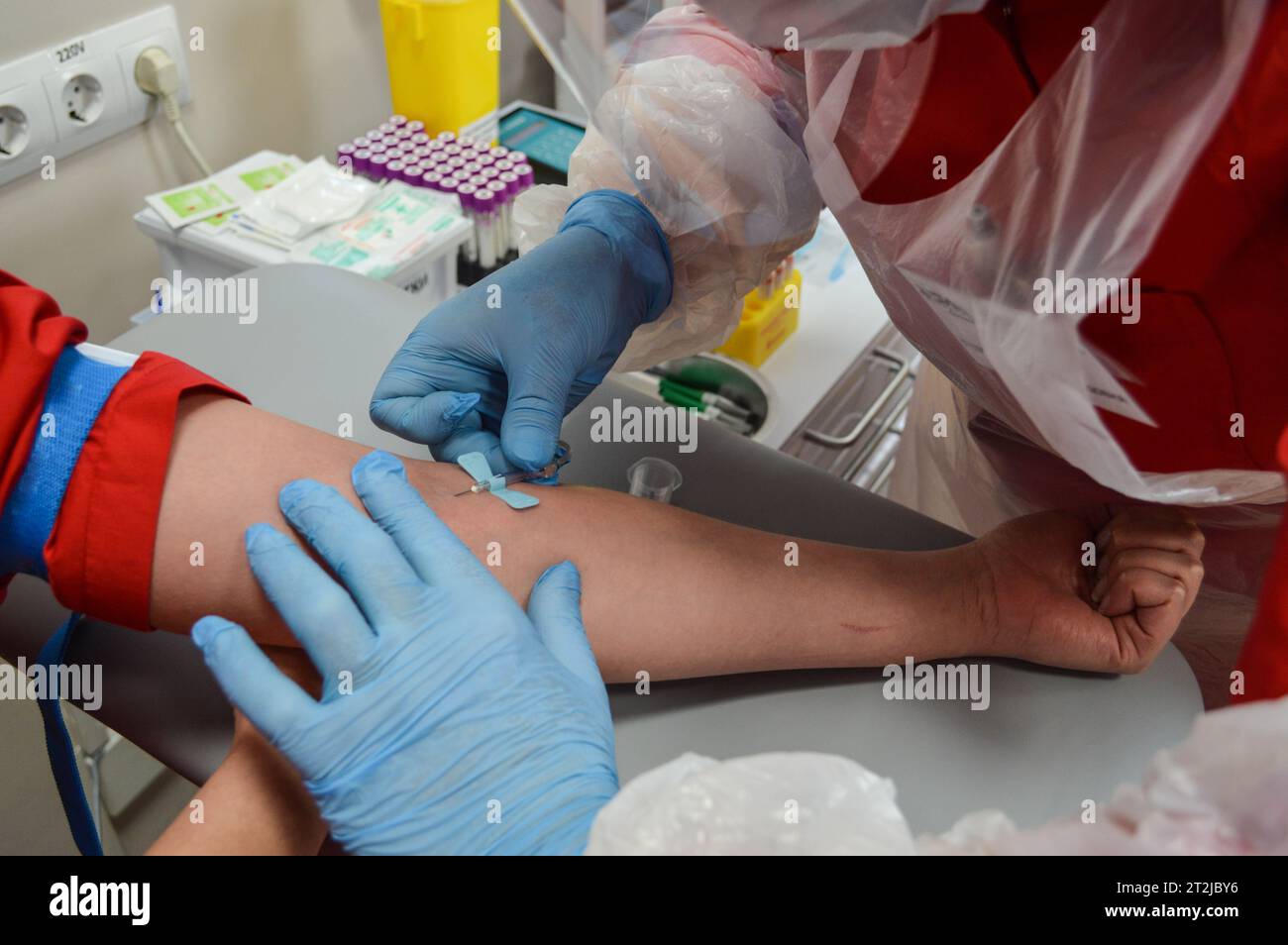 La ragazza ha preparato una mano per il prelievo di campioni di sangue dalla vena. Foto Stock
