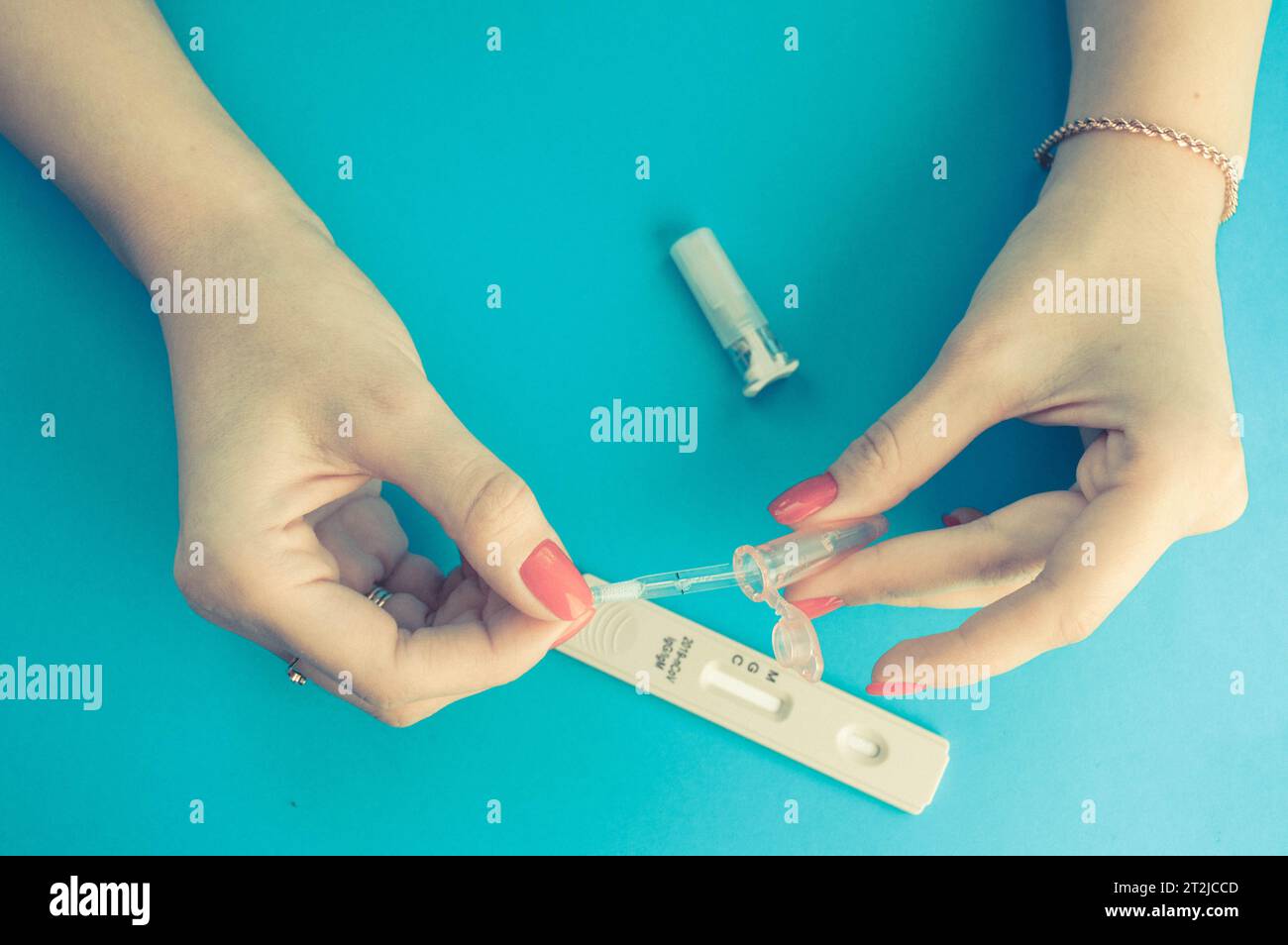 Cassetta per test in strip di coronavirus Rapid Covid-19 per anticorpi o virus sars-COV-2 virus malattia nelle mani concetto epidemico primo piano. Foto Stock