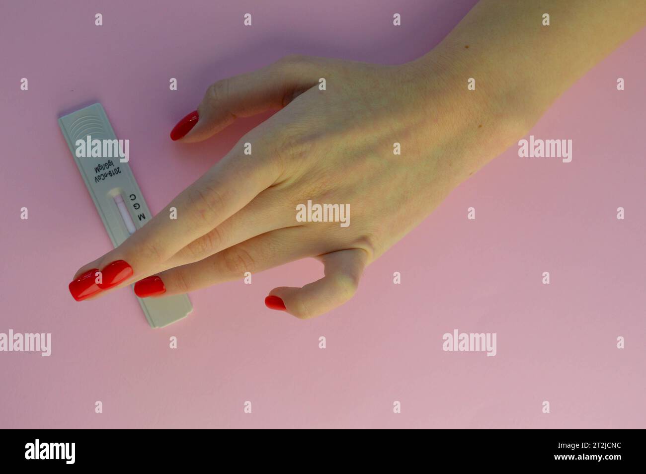 Medico che ha ottenuto un risultato negativo per COVID-19 con kit di analisi per malattia virale COVID-19 2019-nCoV. Test del kit di schede di laboratorio per il virus SARS-cov-2 del coronavirus. Foto Stock