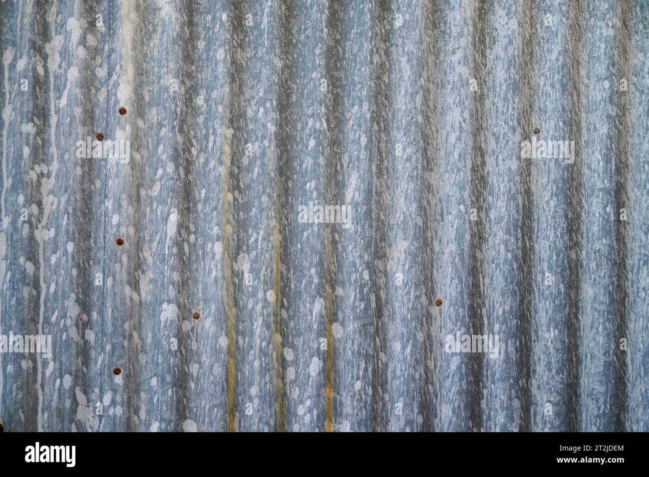 tetto in cemento con vecchie piastrelle in fibra di amianto sfondo grigio Foto Stock