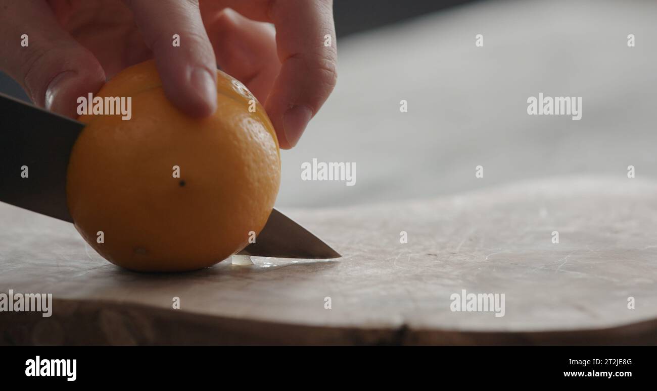 uomo taglio limone dolce su tavola di olive, foto ampia Foto Stock