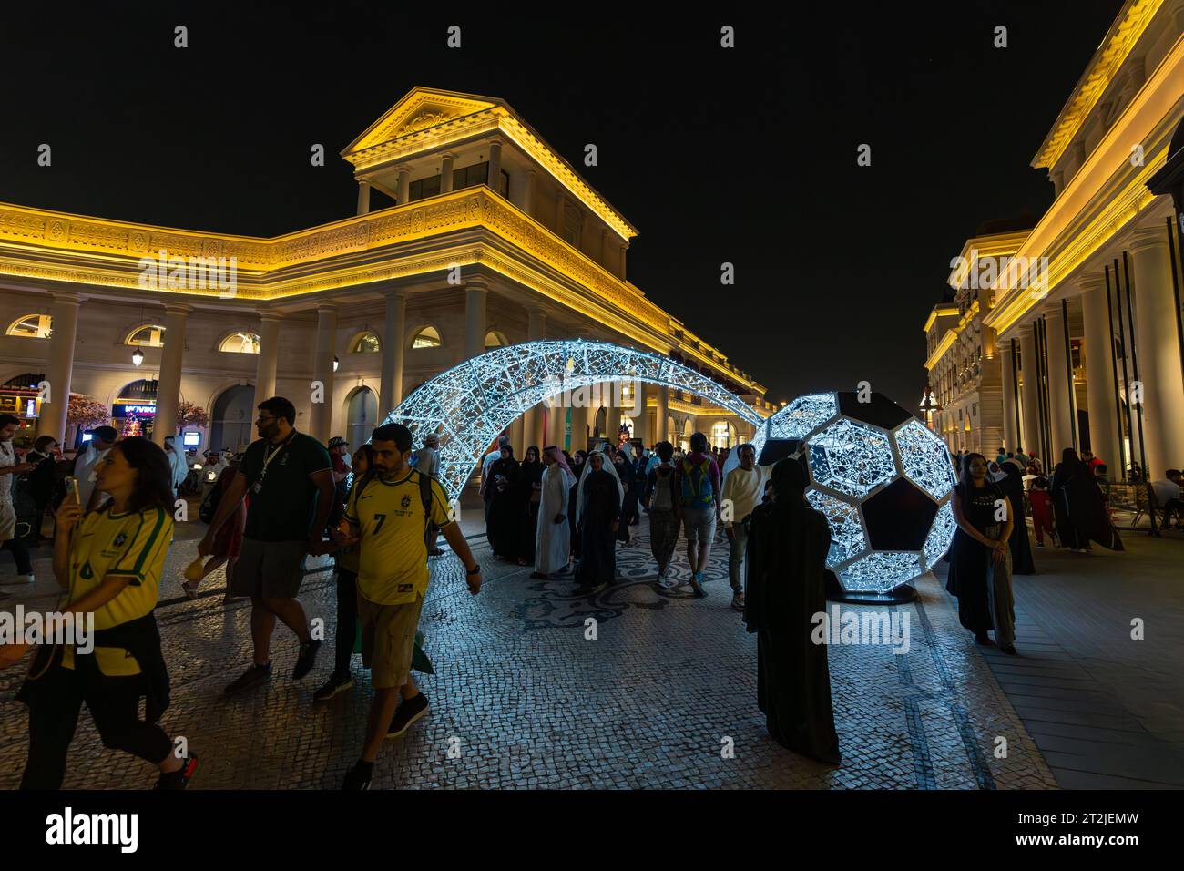 Doha, Qatar - 2 dicembre 2022: Vista notturna di Katara Plaza Galeries Lafayette nel Katara Cultural Vilage Doha, Qatar. Foto Stock