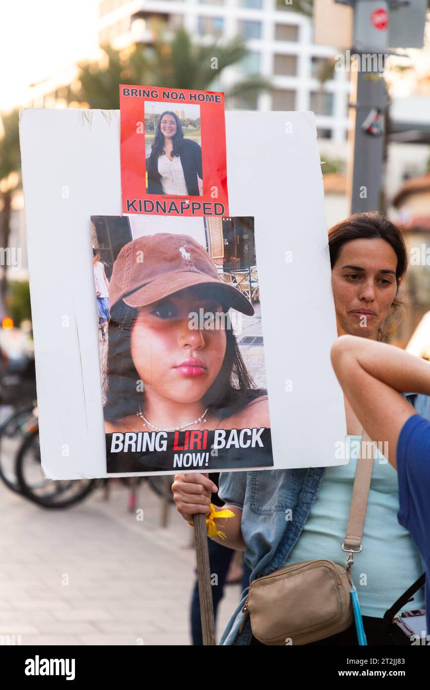 Tel Aviv, Israele - 19 ottobre 2023 - i civili israeliani si sono riuniti in solidarietà per il cessate il fuoco tra Israele e Gaza, tenendo striscioni per i dispersi e. Foto Stock