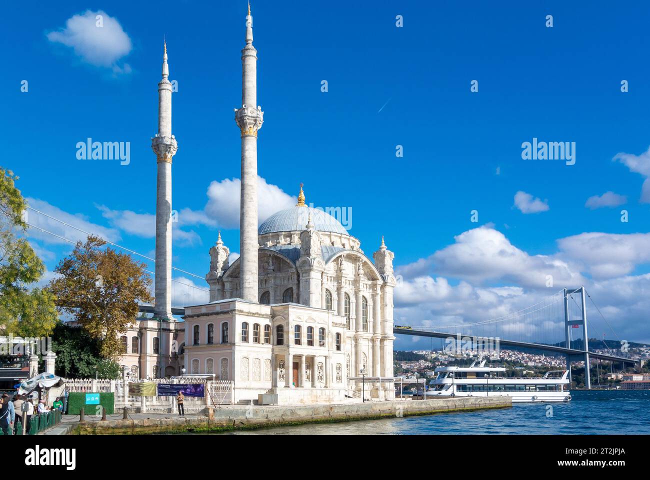 Istanbul, Turchia, Un paesaggio con la Moschea di Ortaköy (turco, Ortaköy Camii) e il Ponte sul Bosforo. Solo editoriale. Foto Stock