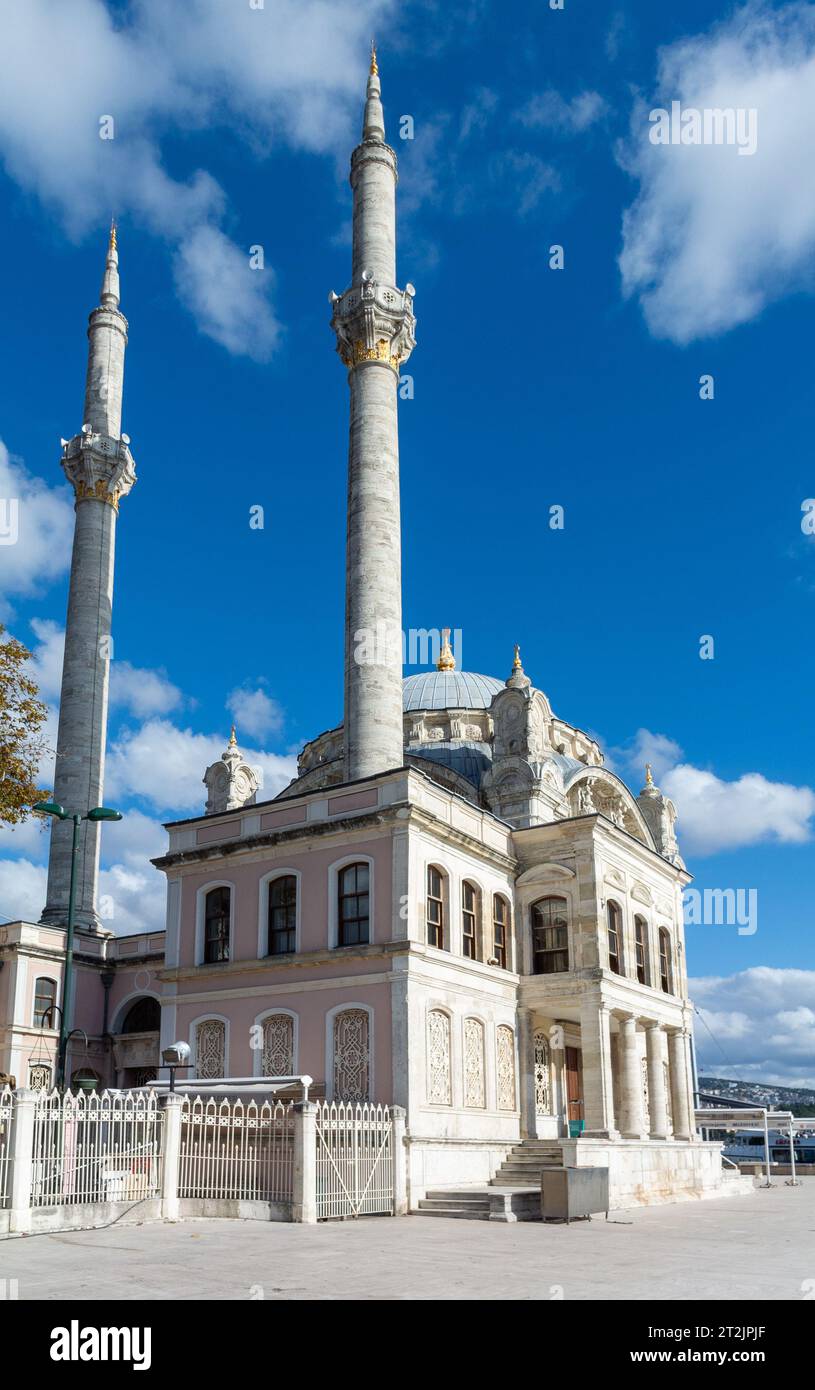 Istanbul, Turchia, Un paesaggio con la Moschea di Ortaköy, (turco, Ortaköy Camii) in stile ottomano. Solo editoriale. Foto Stock